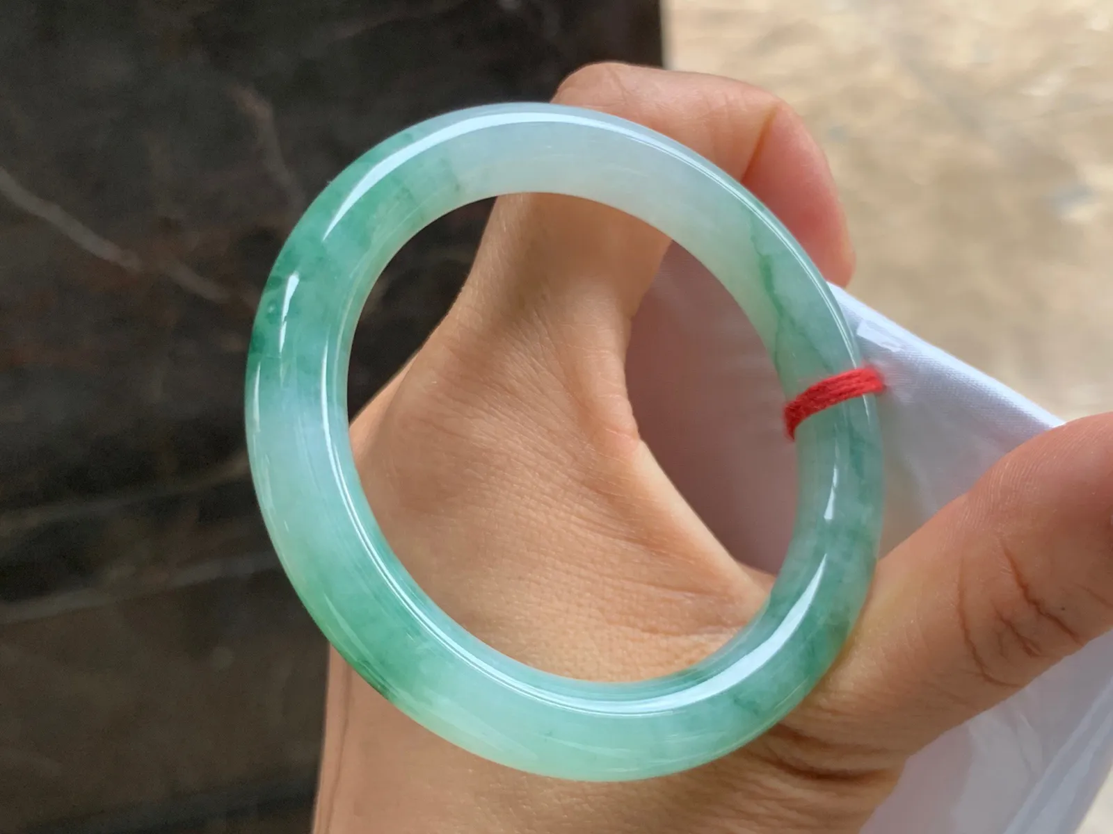 51-9.5-8.5mm
飘花圆条手镯 水润绿花 上手漂亮