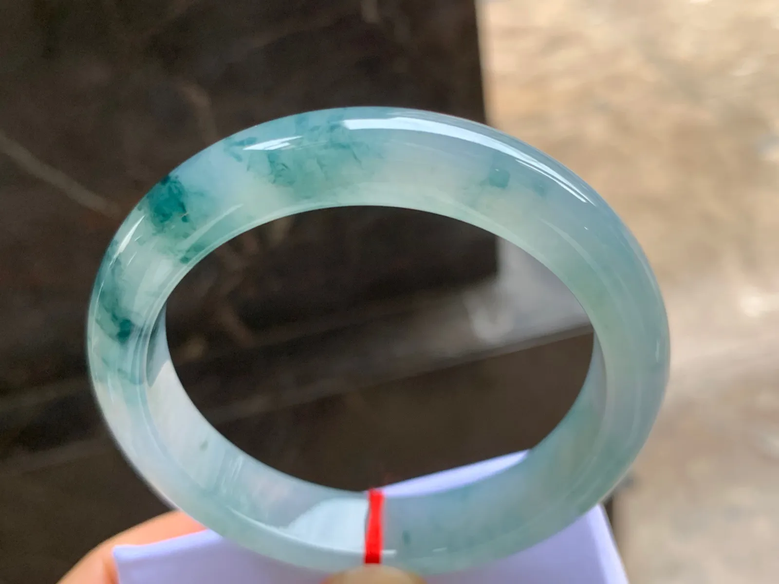 57.5-12.5-8.5mm
冰种飘花手镯 水润冰透 花色漂亮