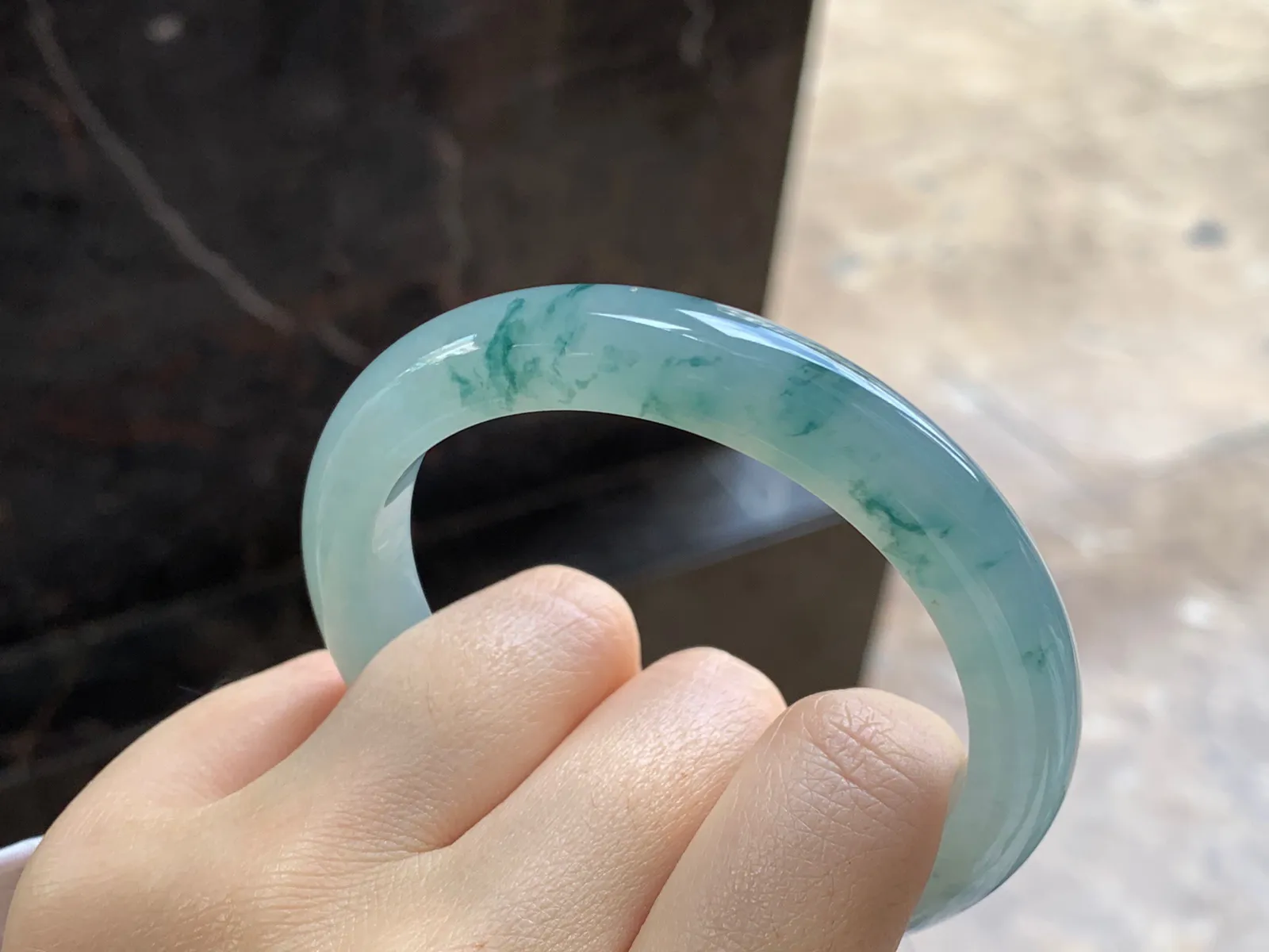 冰飘花手镯
尺寸：55.8-10.2-8.5mm
飘碎花很好看推荐