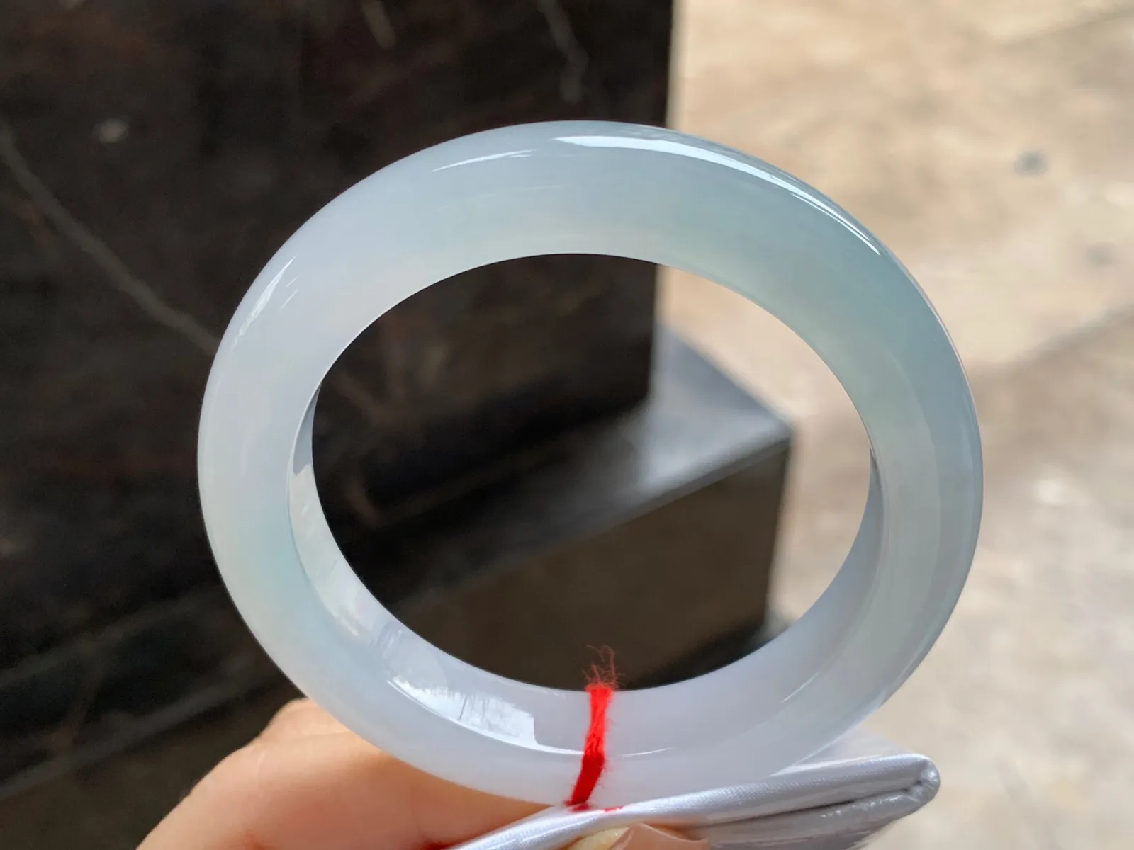 糯冰种手镯
尺寸：55-10.6-9.7mm
种水好 小清新 纯纯的一支上手好看