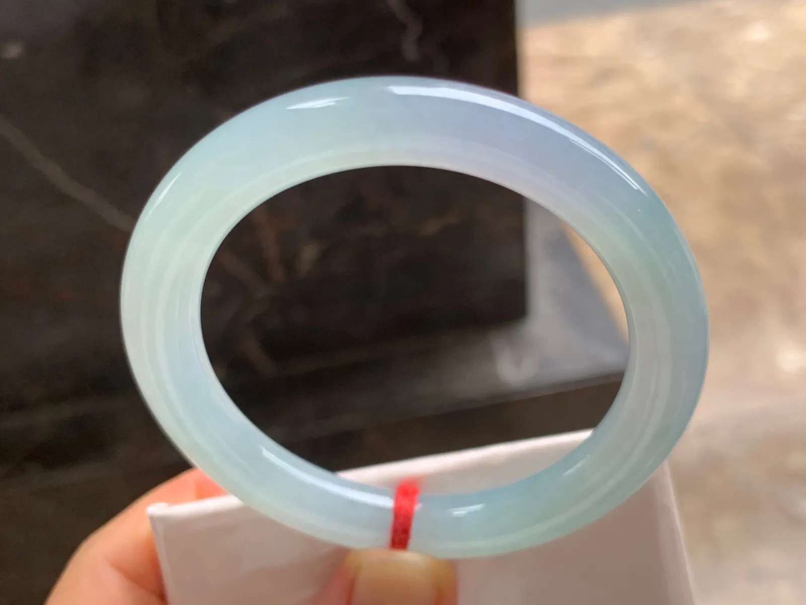 54.5-9.5mm
冰种圆条手镯 带底色 冰透胶润 上手秀美灵动