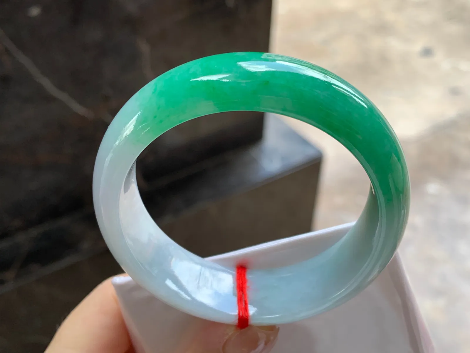 带色宽版手镯
尺寸：55.3-17.4-8mm
肉质细腻干净～版型大气 一大截绿色浓郁