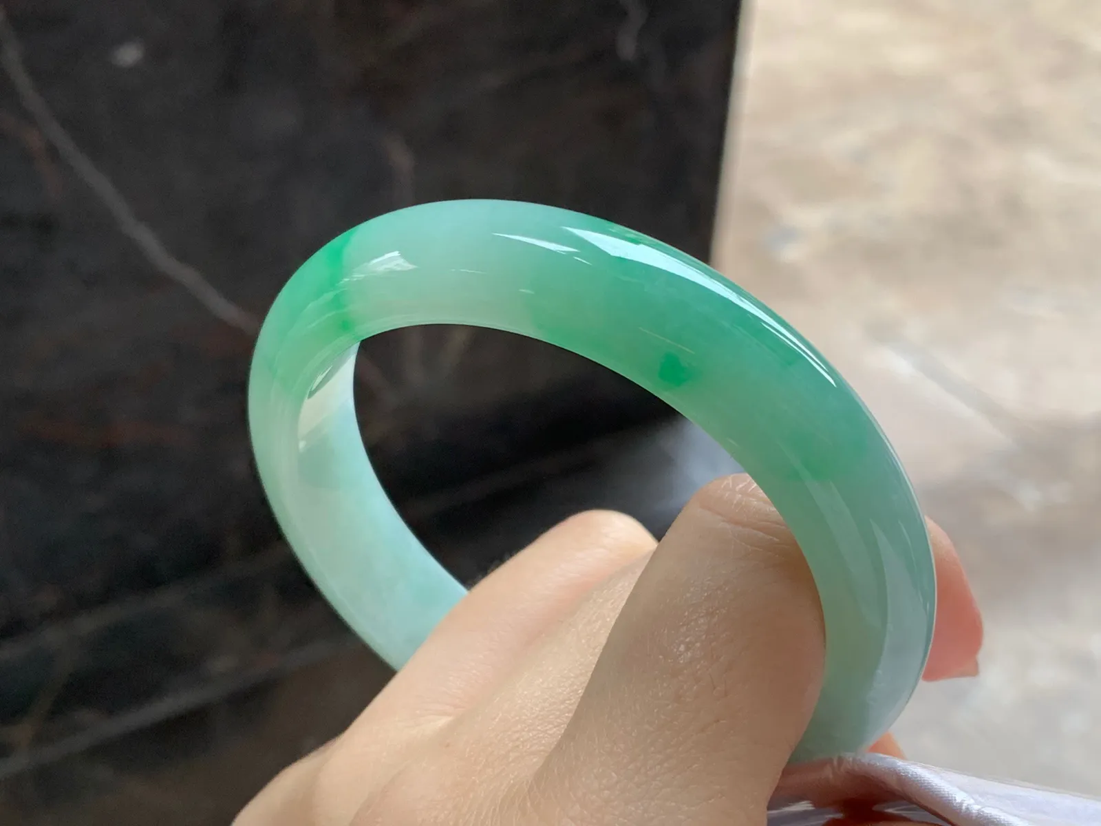 带色手镯
尺寸：58-12.6-8.4mm
底子细腻干净～绿色点缀上手好看
