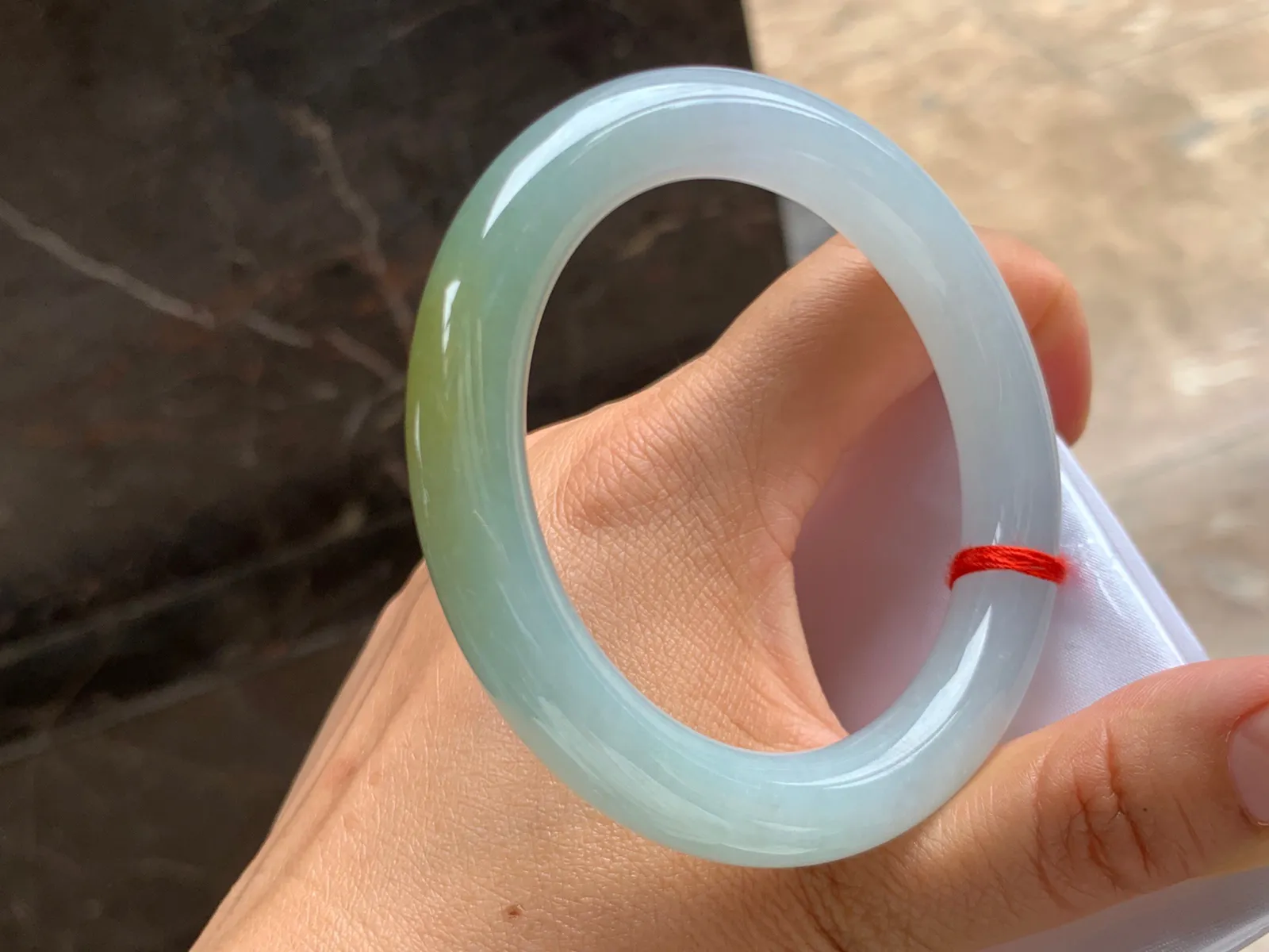 55.5-10mm
黄翡圆条手镯 种好细腻 颜色漂亮