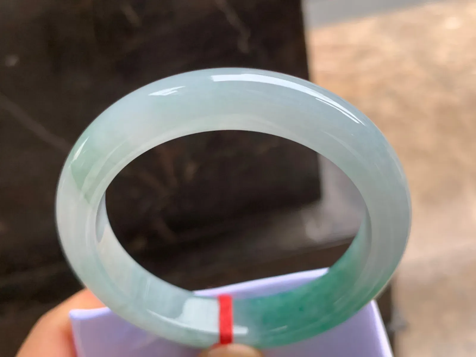 55.5-12.5-8.5mm
带色手镯 种好水润 半山半水 上手漂亮