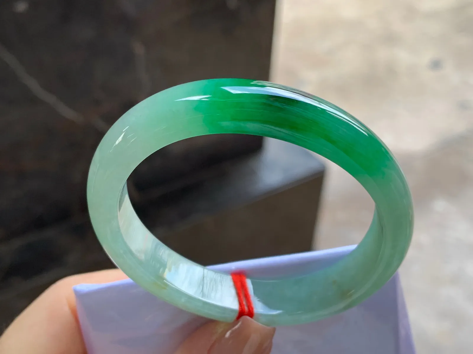 带色贵妃镯
尺寸：53.2-11.3-7mm
肉质细腻～正圈50 51可以戴有牛毛纹不影响