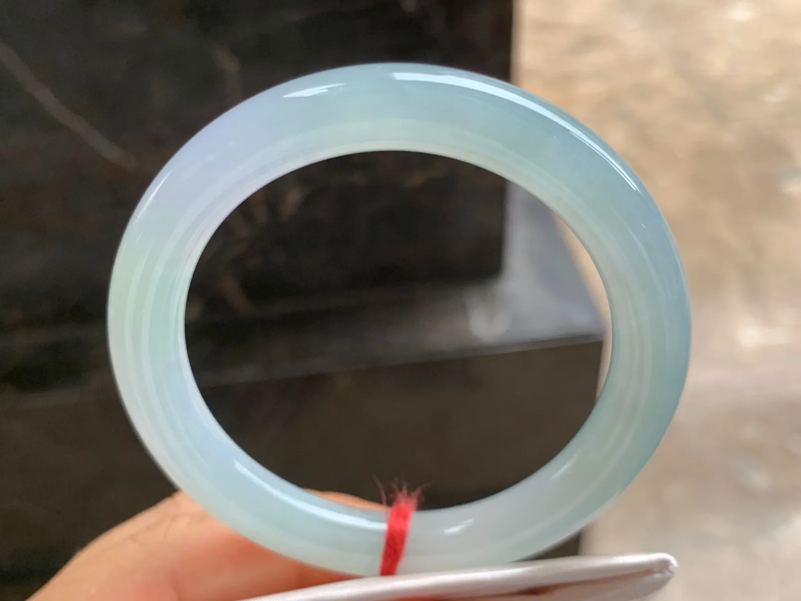 54.5-9.5mm
冰种圆条手镯 带底色 冰透胶润 上手秀美灵动