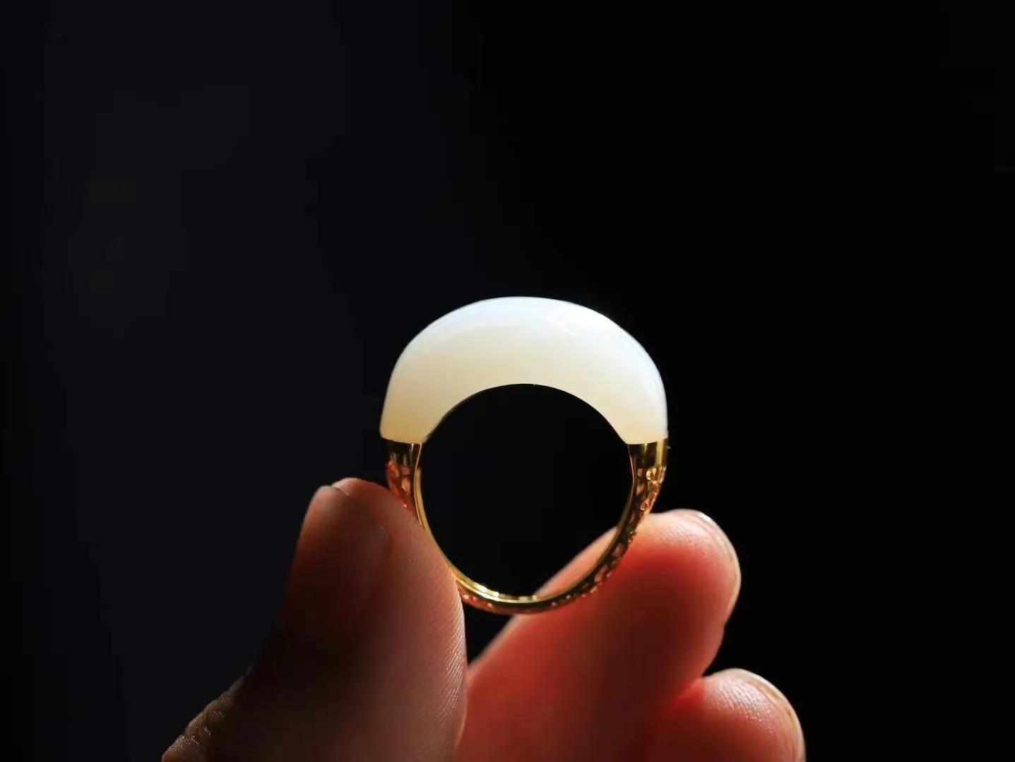 【金镶玉.戒指】

精品和田玉白玉18k金戒指 玉质细腻温润 油性十足 ，不论时光如何流转变化，这枚戒指始终闪耀着最初的光芒。精工镶嵌18K金 （保真金 可检测贵金属18K金） 重5.7克 尺寸17-11.7-6.8mm 7850879T