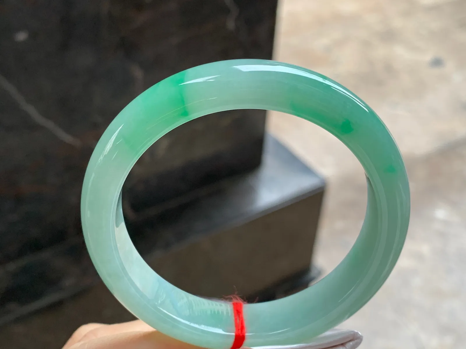 带色手镯
尺寸：58-12.6-8.4mm
底子细腻干净～绿色点缀上手好看