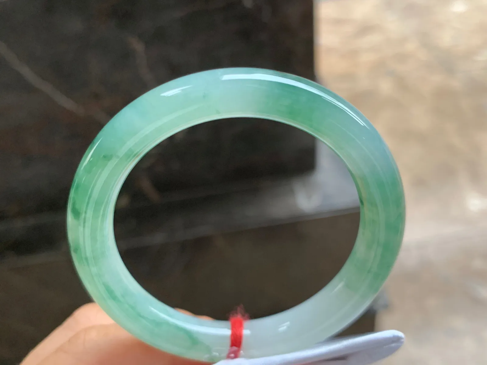 51-9.5-8.5mm
飘花圆条手镯 水润绿花 上手漂亮