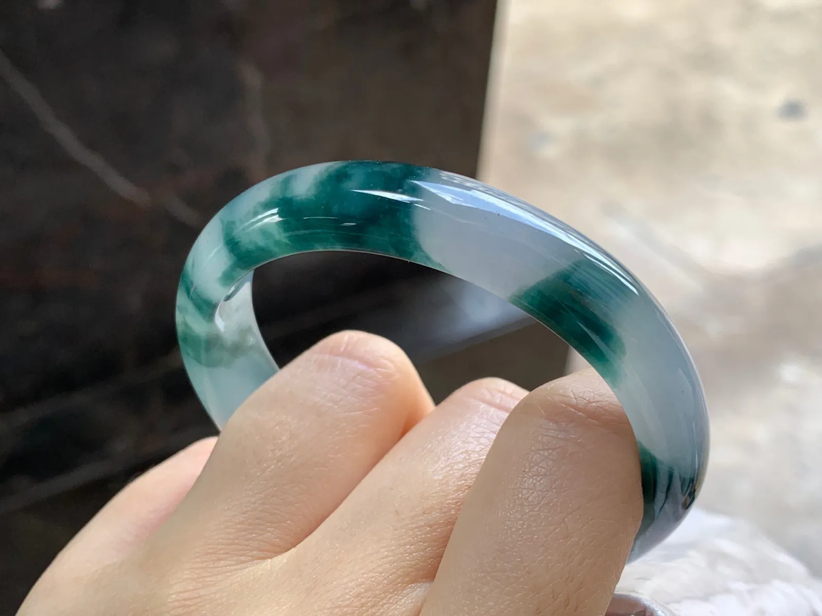飘花贵妃镯
尺寸：54-12.5-7.3mm
种老肉细～飘花浓郁正圈51 52可以戴 推荐