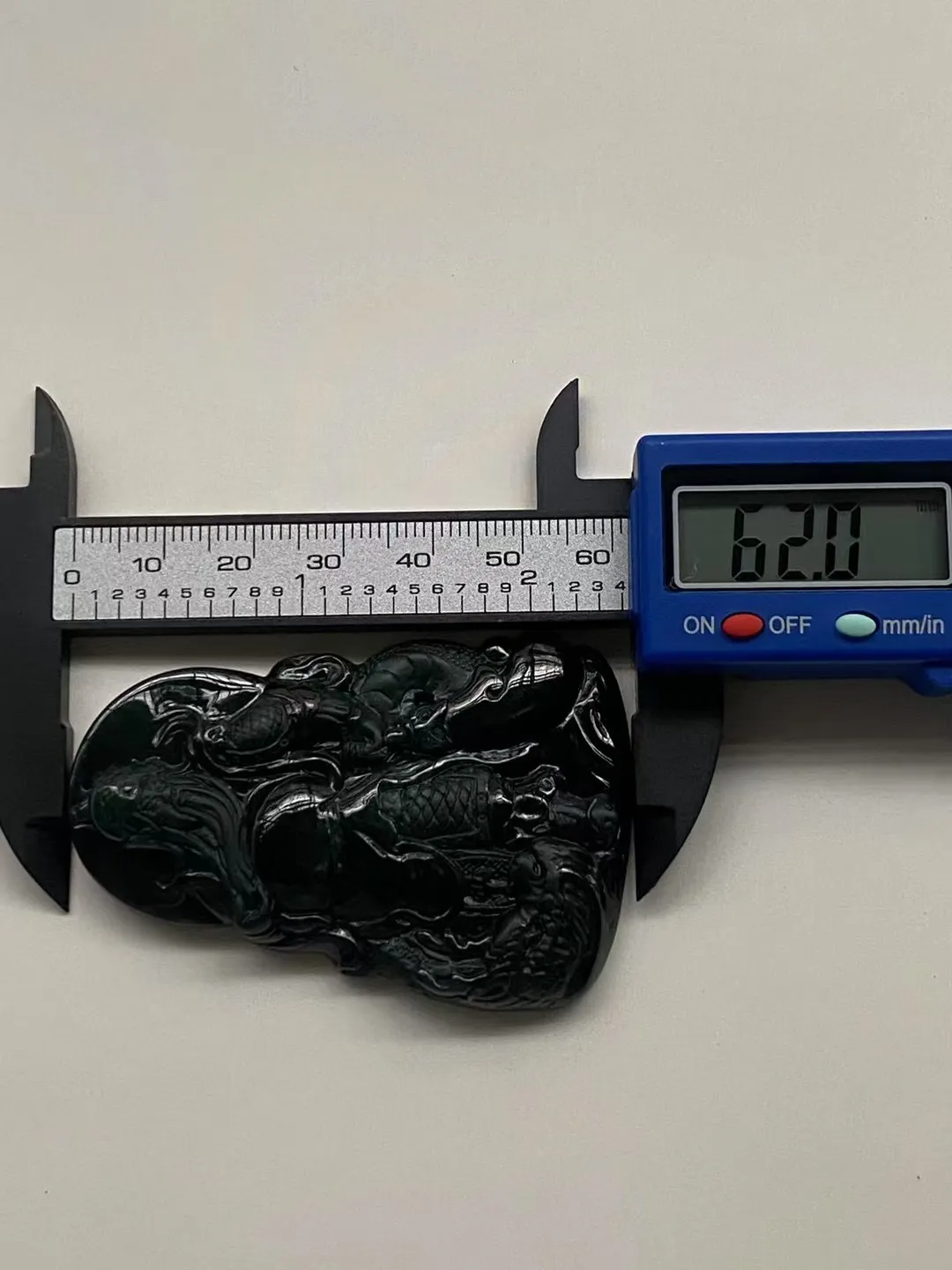 墨翠【武圣—关二爷】细腻干净，黑度好，性价比高，雕工精湛，打灯透绿‘