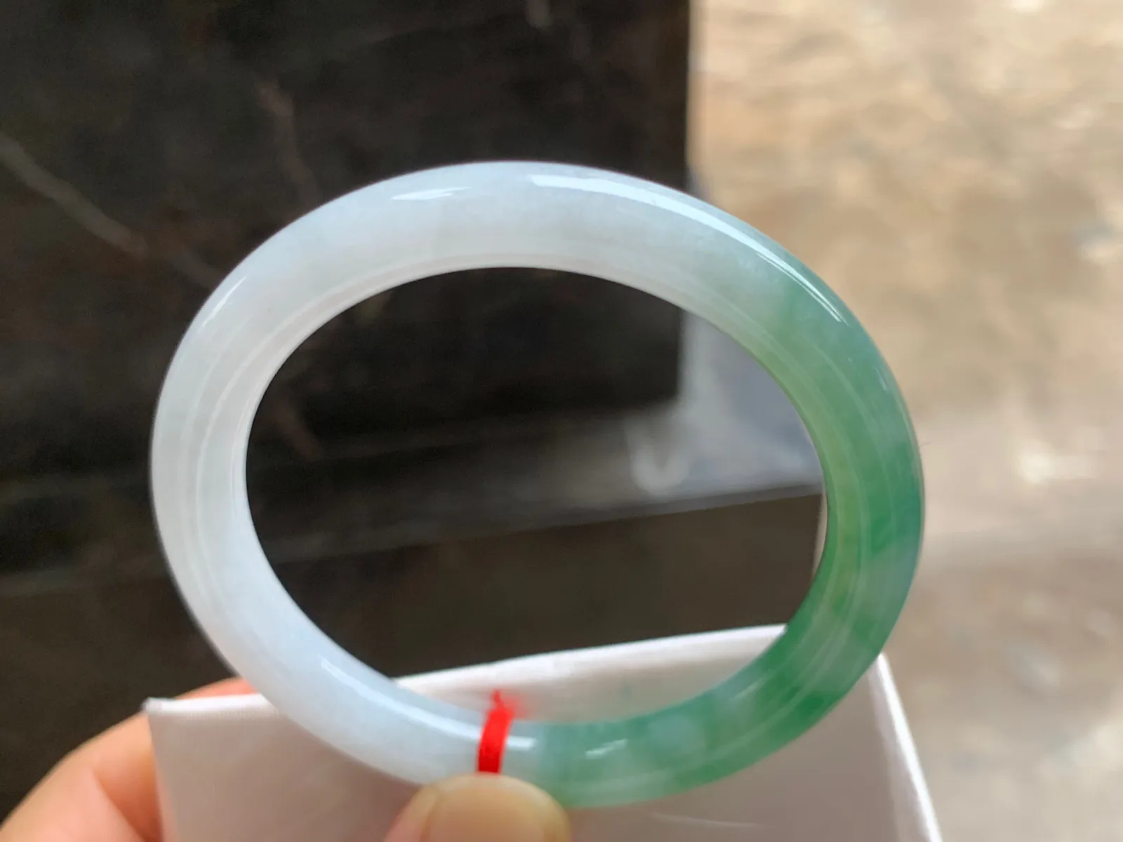 52.5-8mm
飘花圆条手镯 水润绿花 半山半水