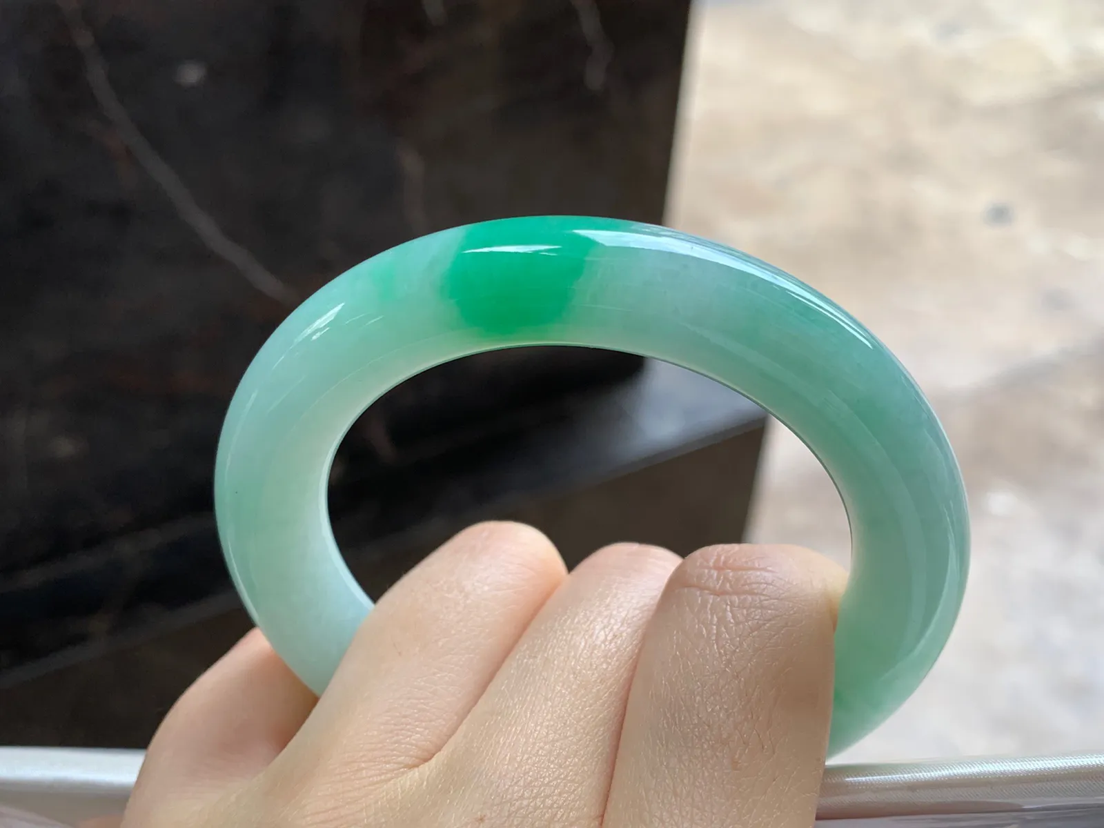 带色圆条手镯
尺寸：55.1-11.9-11.2mm
底子细腻干净～绿色点缀