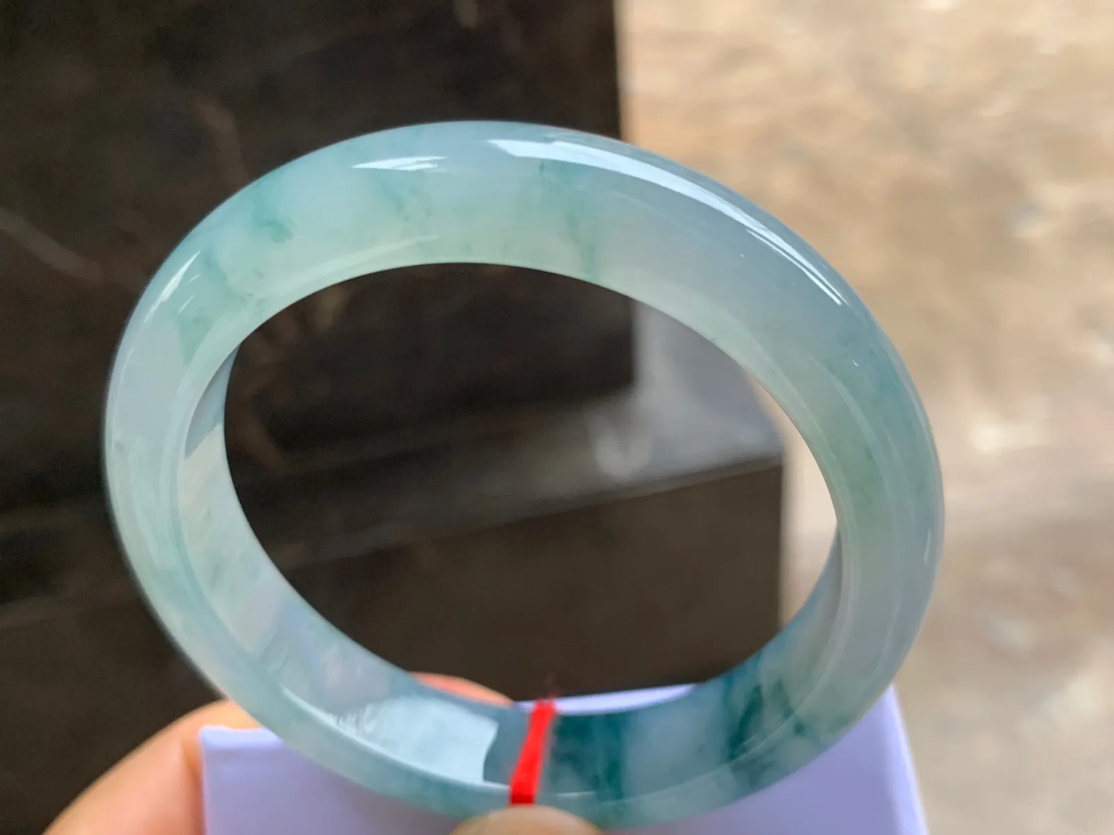 57.5-12.5-8.5mm
冰种飘花手镯 水润冰透 花色漂亮