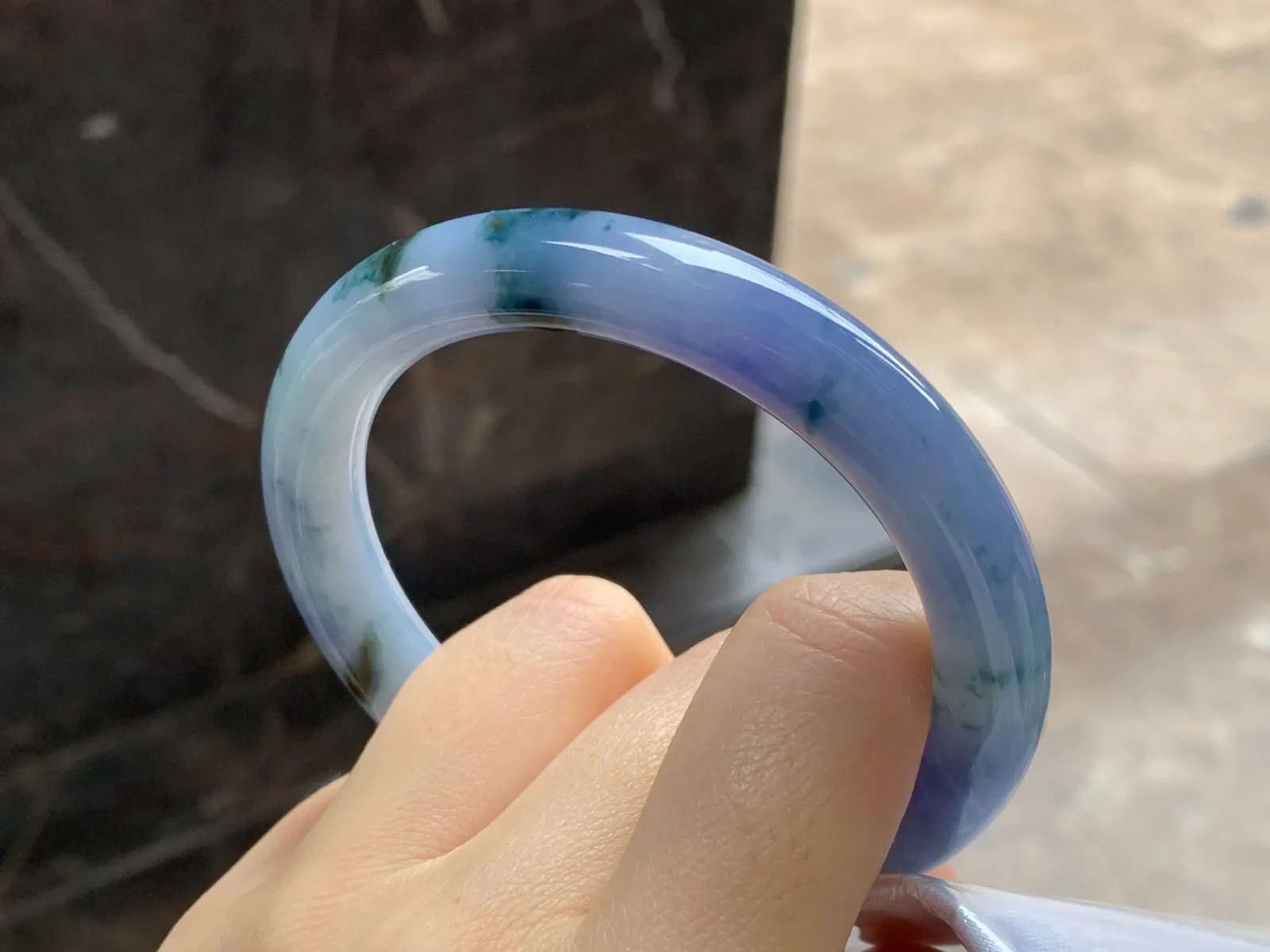 紫罗兰飘花圆条手镯
尺寸：56-9.8-9.2mm
肉质细腻干净～有特色上手好看