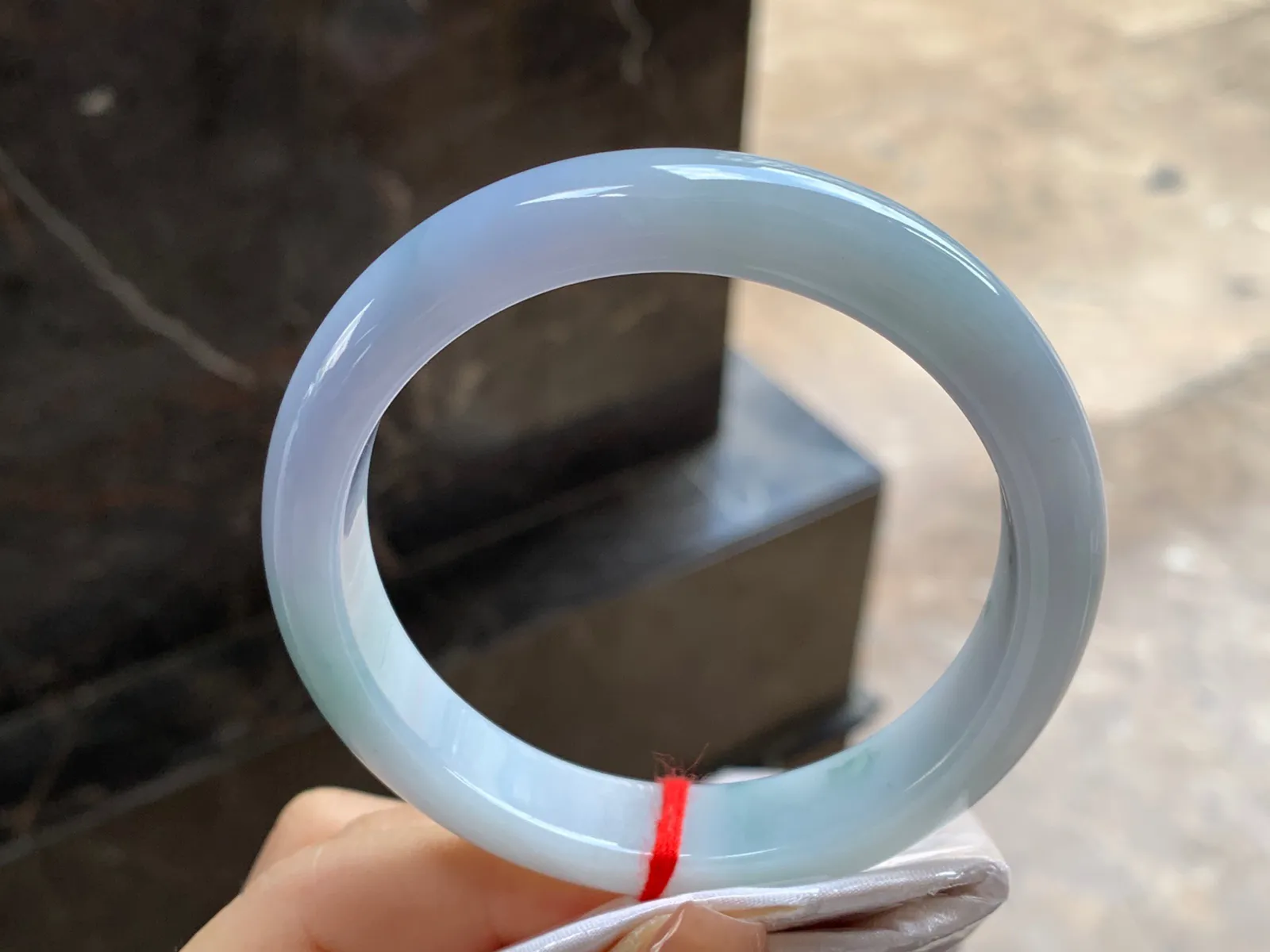 紫罗兰飘花大圈口手镯
尺寸：60-12.8-8.8mm
底子细腻干净～大圈口有特色
