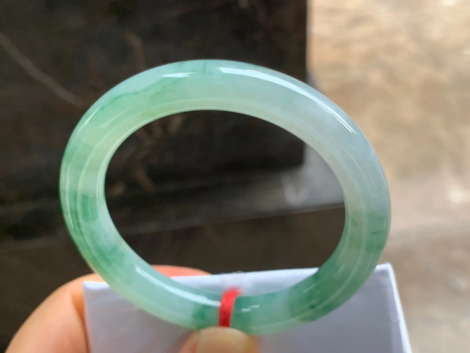 51-9.5-8.5mm
飘花圆条手镯 水润绿花 上手漂亮