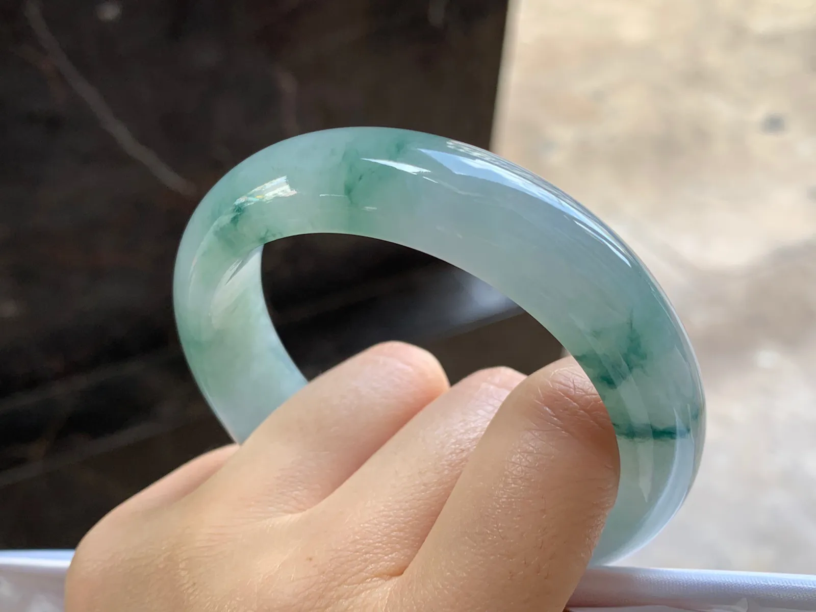 飘花手镯
尺寸：57.3-15.5-8.5mm
肉质细腻～水润十足