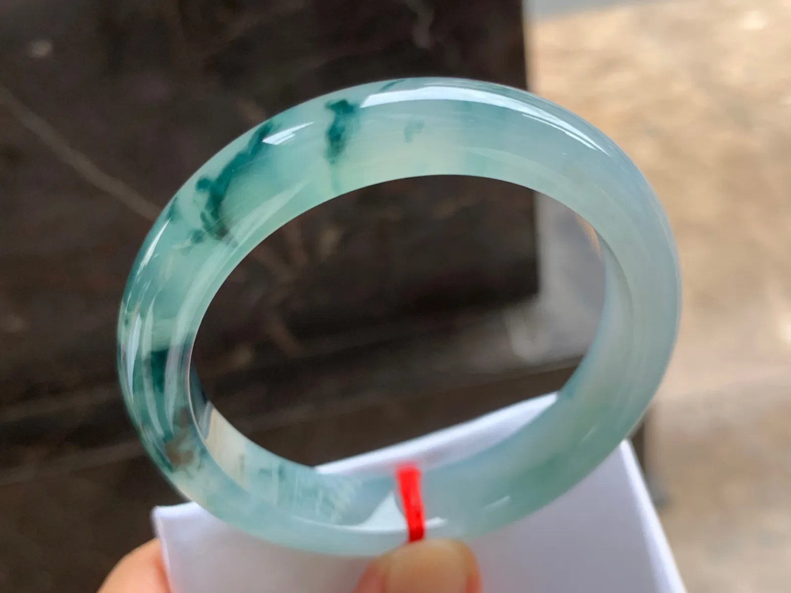 56.5-12.5-8.5mm
冰种飘花手镯 水润冰透 花色漂亮
