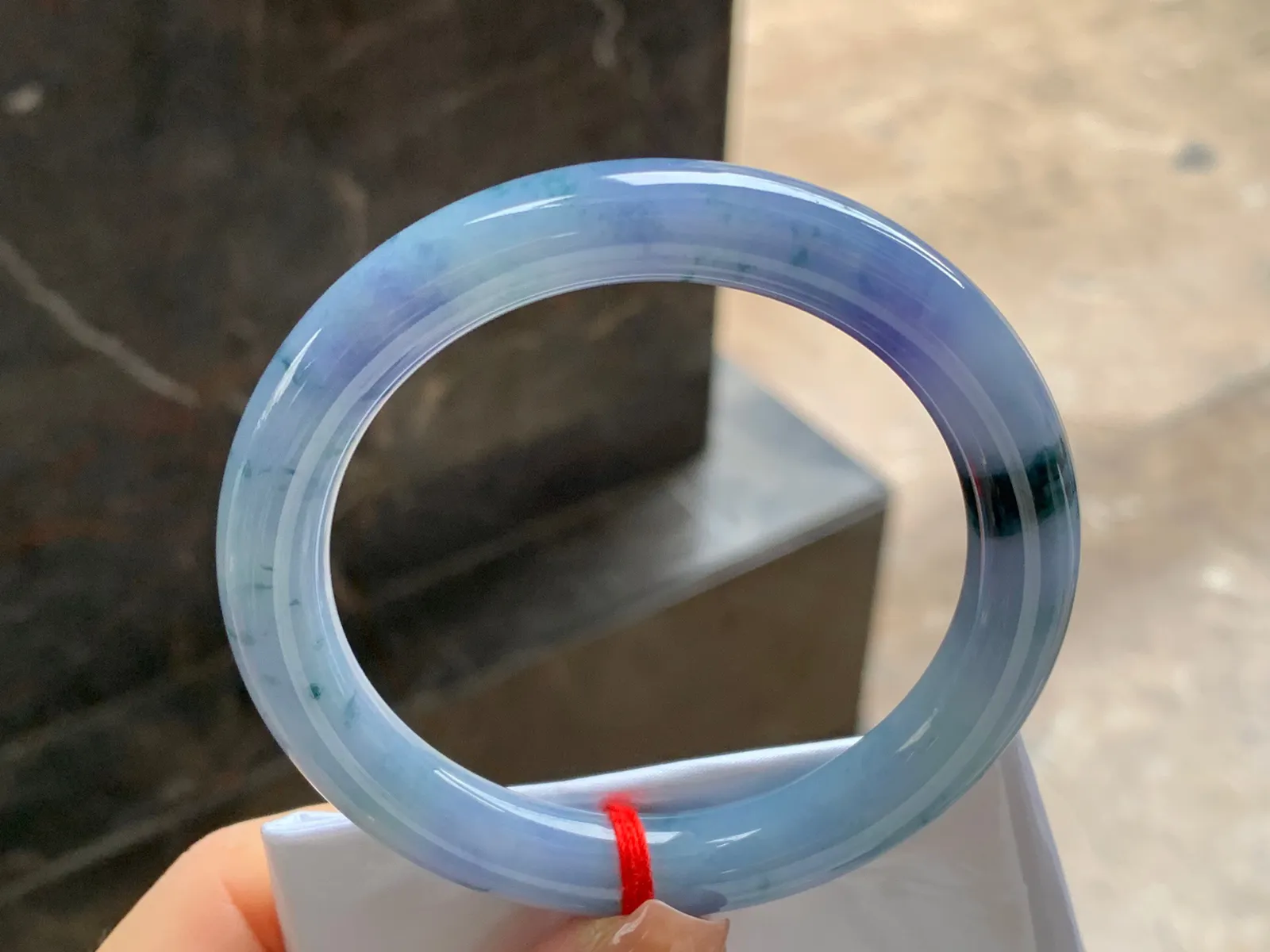 紫罗兰飘花圆条手镯
尺寸：56-9.8-9.2mm
肉质细腻干净～有特色上手好看