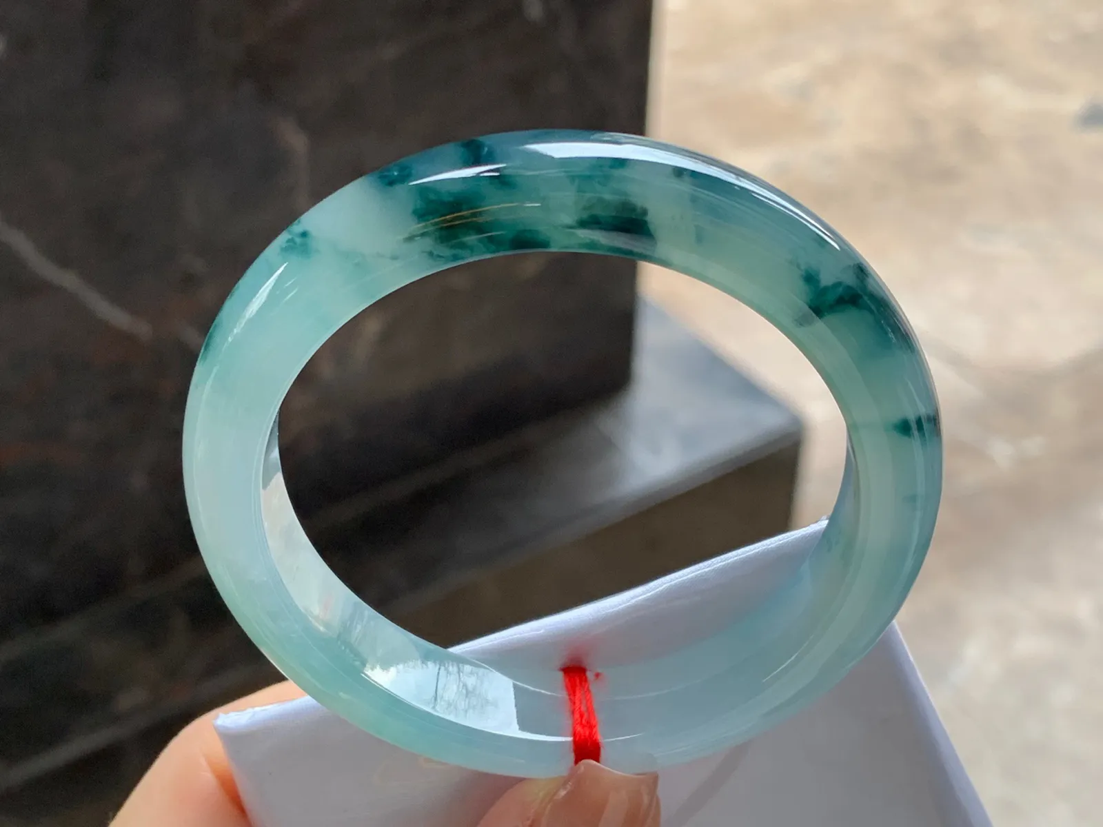 冰飘花手镯
尺寸：56.5-12.5-8.5mm
种老肉细～很漂亮的料子