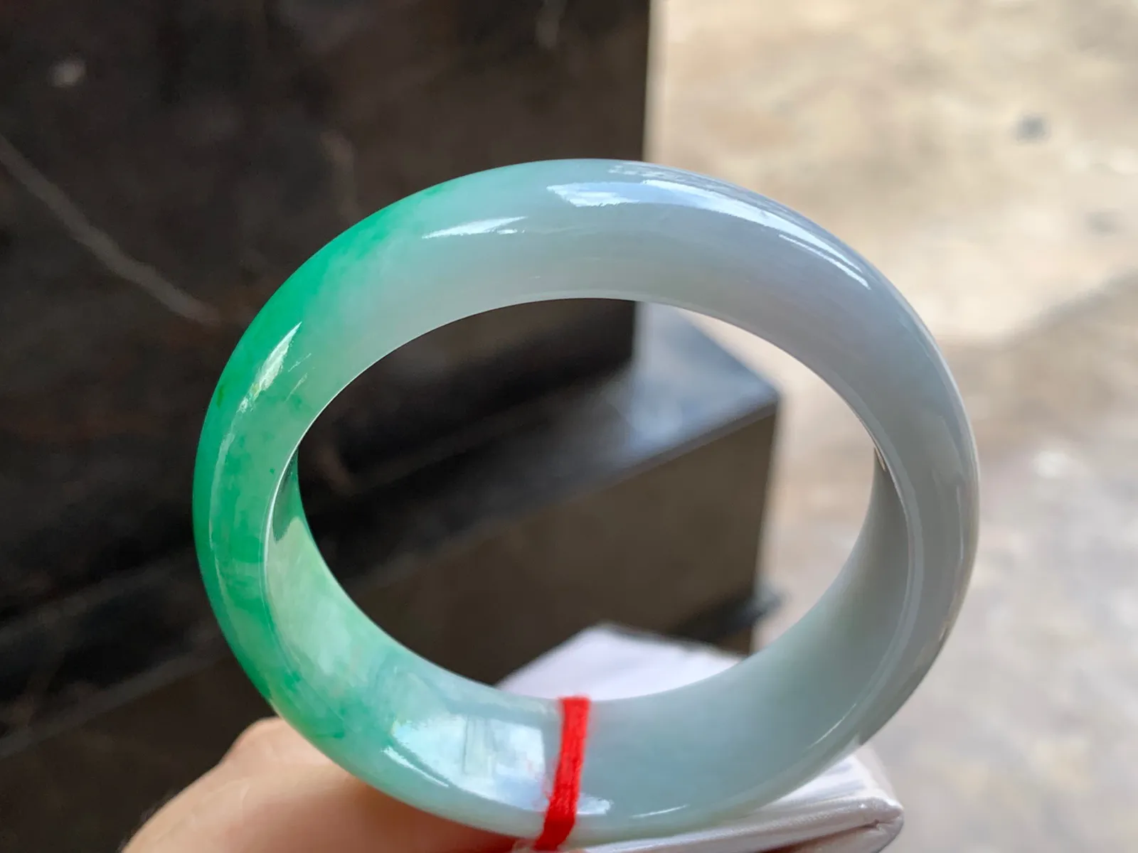 带色宽版手镯
尺寸：55.3-17.4-8mm
肉质细腻干净～版型大气 一大截绿色浓郁