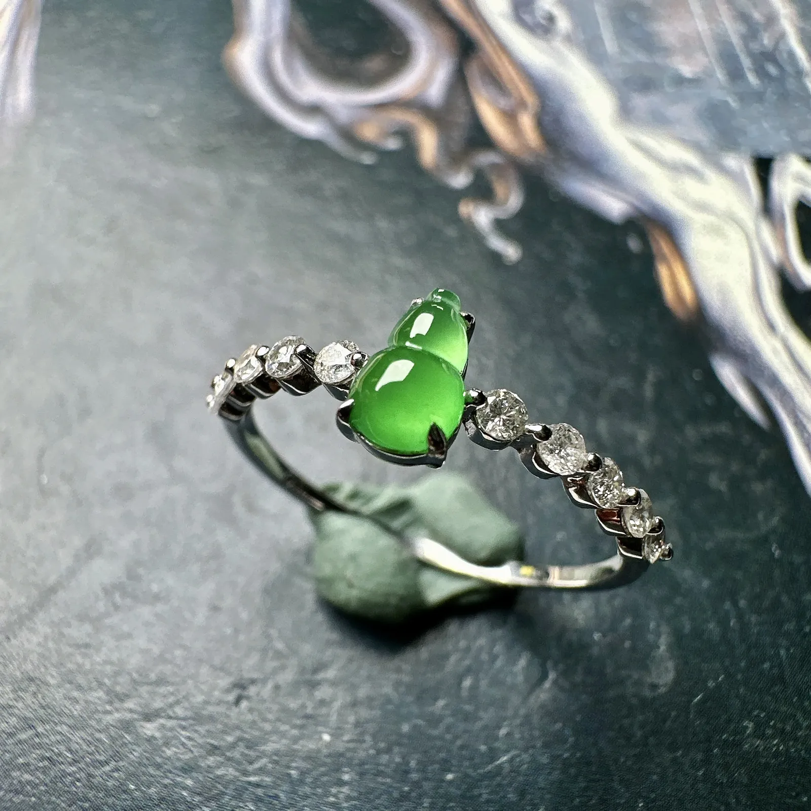 【冰种满绿葫芦戒指】小精品，种水上乘，阳绿色泽，纯净通透，18k金钻精美镶嵌，裸石尺寸5.6*3.5*2.6毫米，圈口可改
