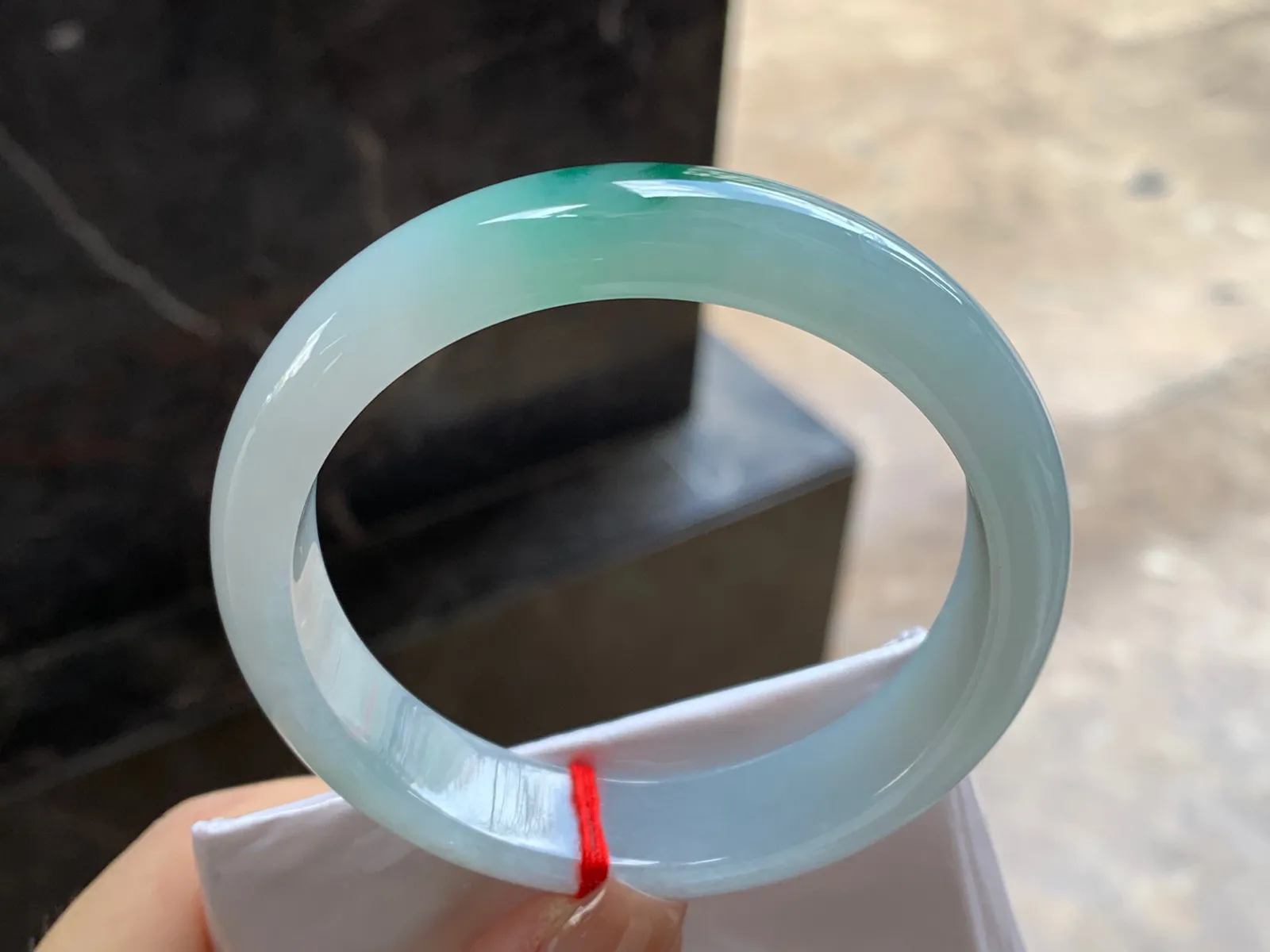 带色手镯
尺寸：58-13.6-7.8mm
底子细腻干净～绿色点缀
