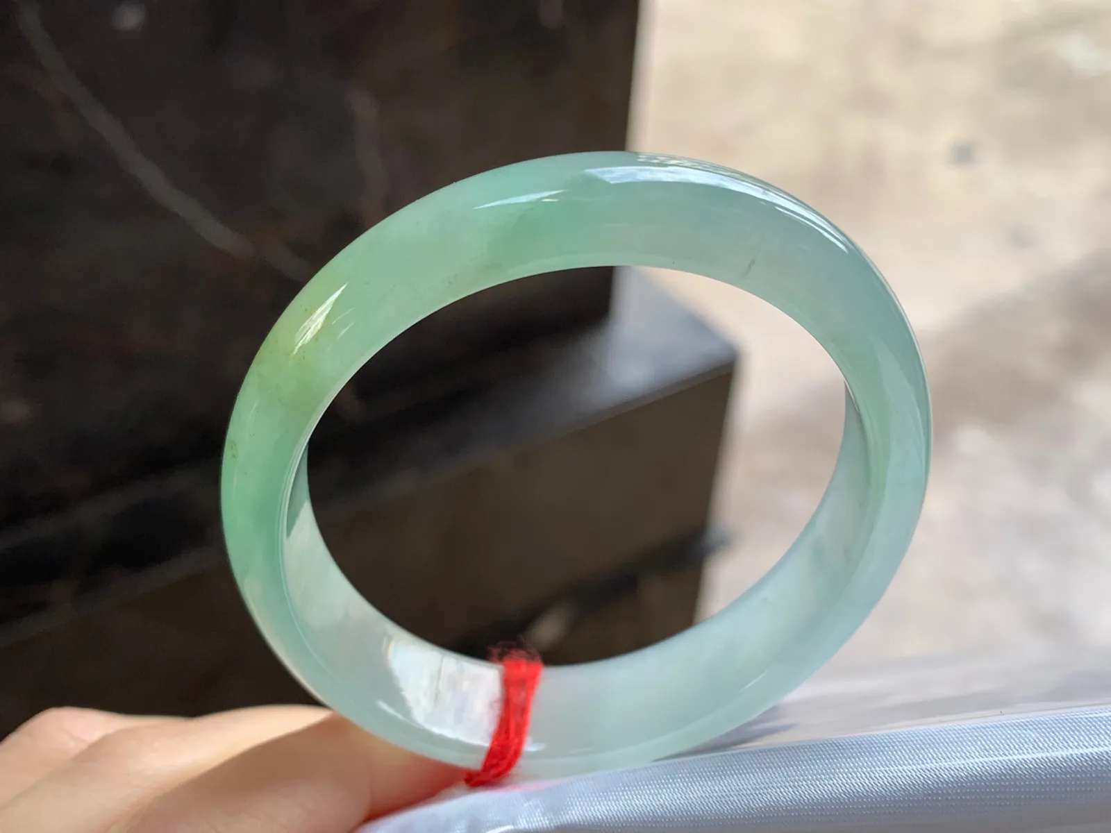黄加绿贵妃镯
尺寸：55.9-12.5-6.4mm
水润十足～有特色 正圈52 53可以戴上手好看