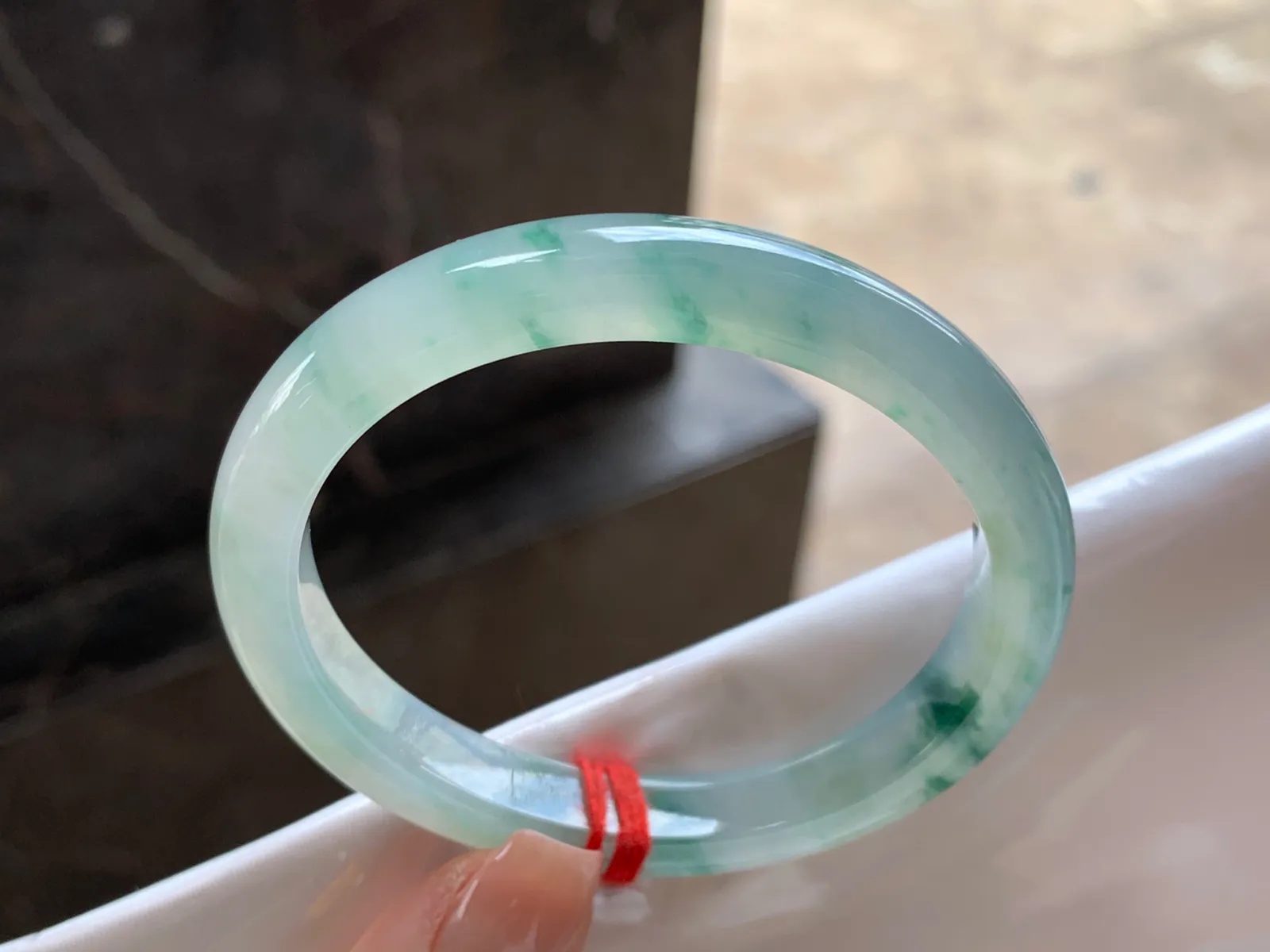 冰飘绿花贵妃镯
尺寸：54-8.9-6.9mm
种老肉细～正圈51 52可以戴