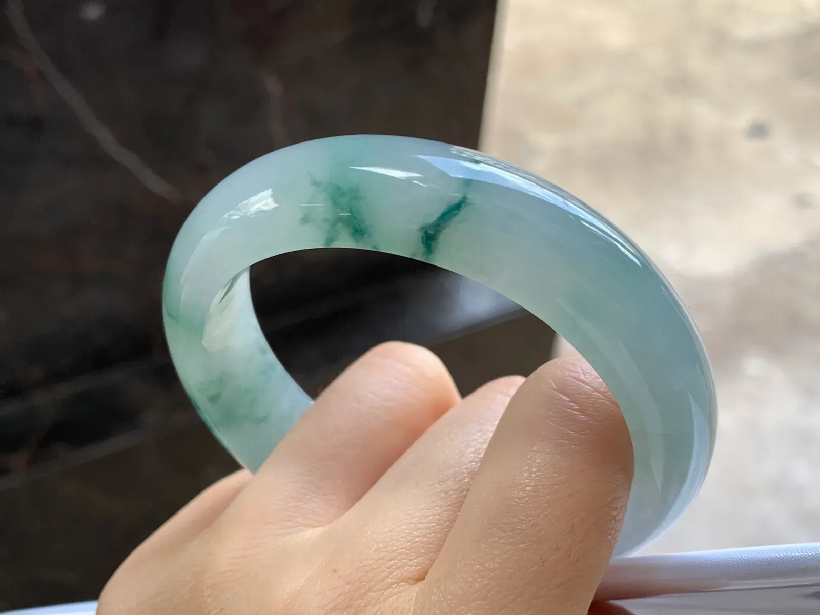 飘花手镯
尺寸：57.3-15.5-8.5mm
肉质细腻～水润十足