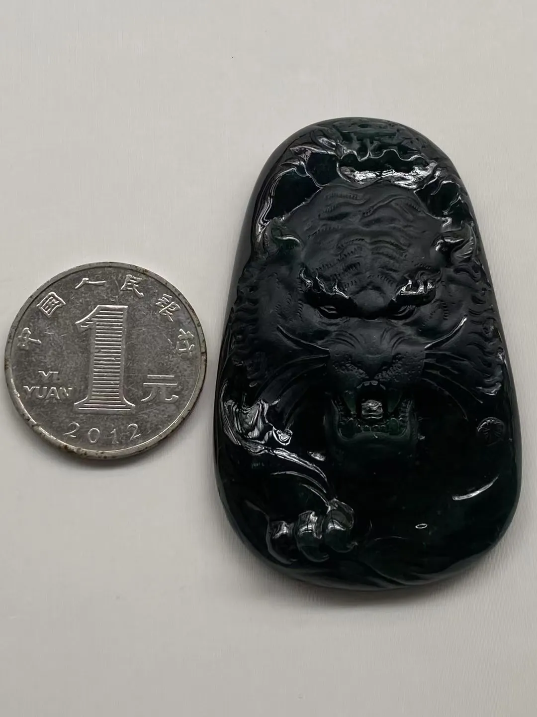 墨翠【虎虎生威】细腻干净，黑度好、性价比高，雕工精湛，打灯透绿.