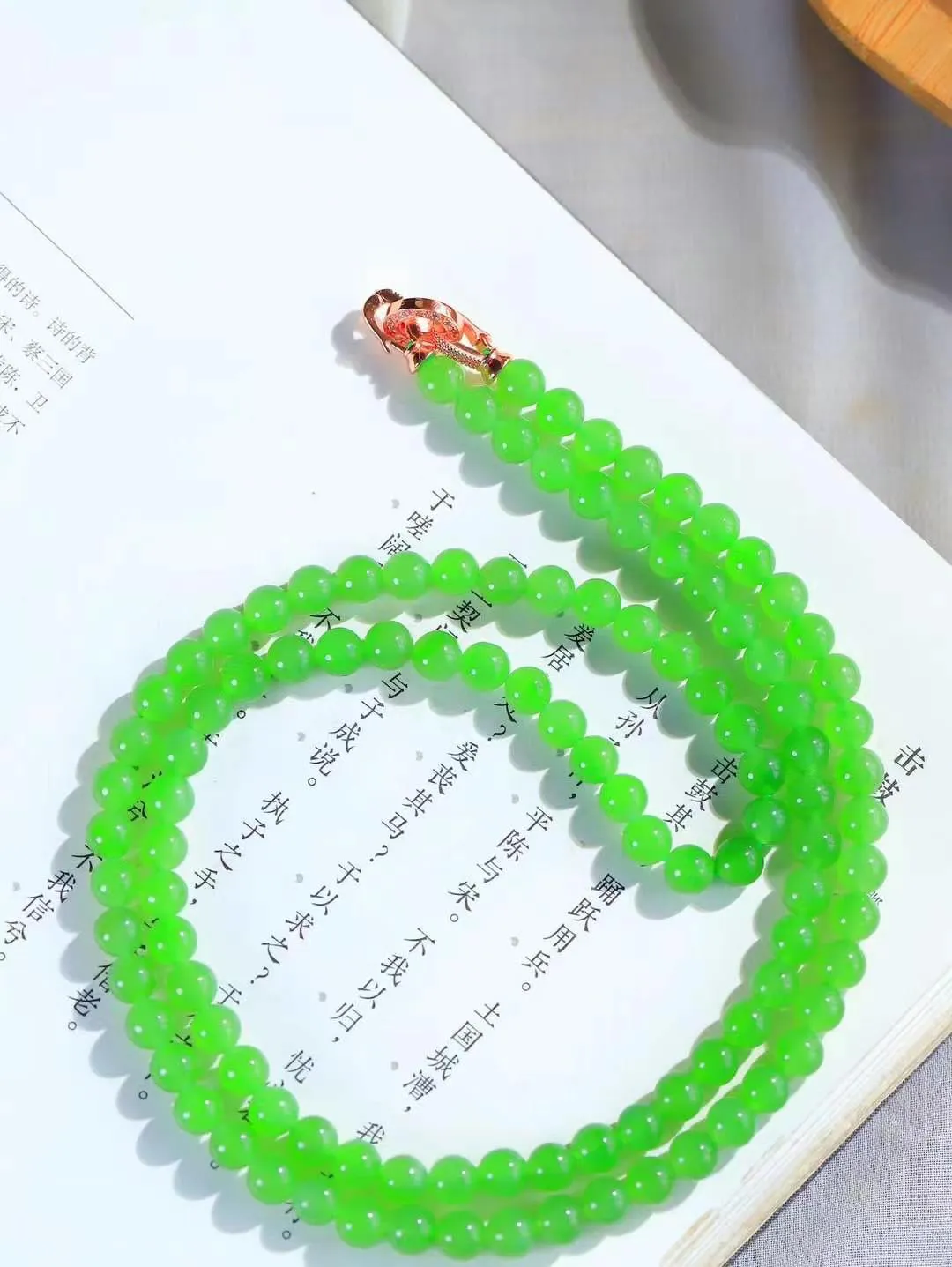 【珠圆玉润.项链】

货头精选 和田玉碧玉珠圆玉润项链 玉质温润细腻  整串打磨圆润，佩戴舒适。珠珠落玉盘，间关莺语花底滑，一生美好时光，无论身在何处，都有它相伴相守。事事顺遂，幸福美满，吉祥如意。重39.4克 尺寸取一6.1mm  7950878T