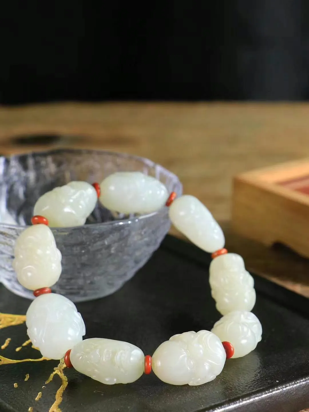 （籽.十八罗汉.手串）

新疆和田籽料十八罗汉手串，玉质温润细腻 油性十足 颗颗饱满圆润。罗汉有着金刚不坏之身，修行得道，六根清净， 象征坚毅坚强、顺畅如意、幸福安康，在遇到任何困难时，能够逢凶化吉、消灾避灾。重70.4克 尺寸取一25.3-17.5-13.7mm FDA-3240862