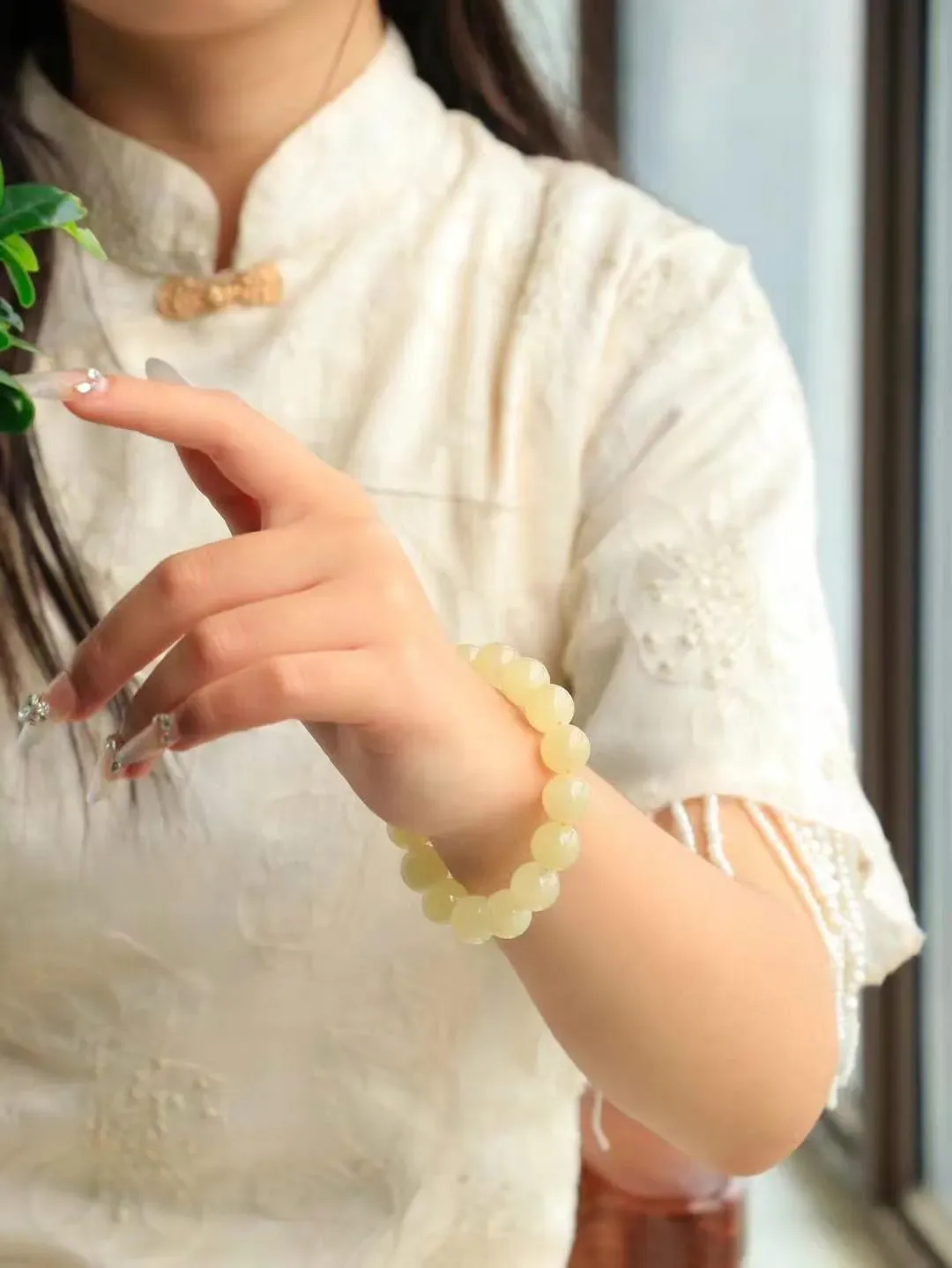 【岁月静好.手串】

货头精选 和田玉蜂蜜水圆珠手串，精选上等和田玉料，每一颗珠子都散发着温润光泽，