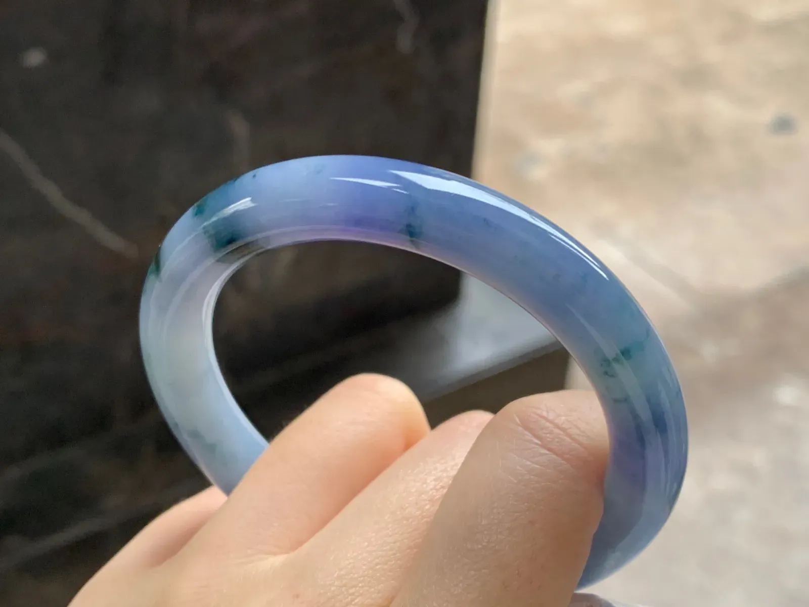 紫罗兰飘花圆条手镯
尺寸：56-9.8-9.2mm
肉质细腻干净～有特色上手好看