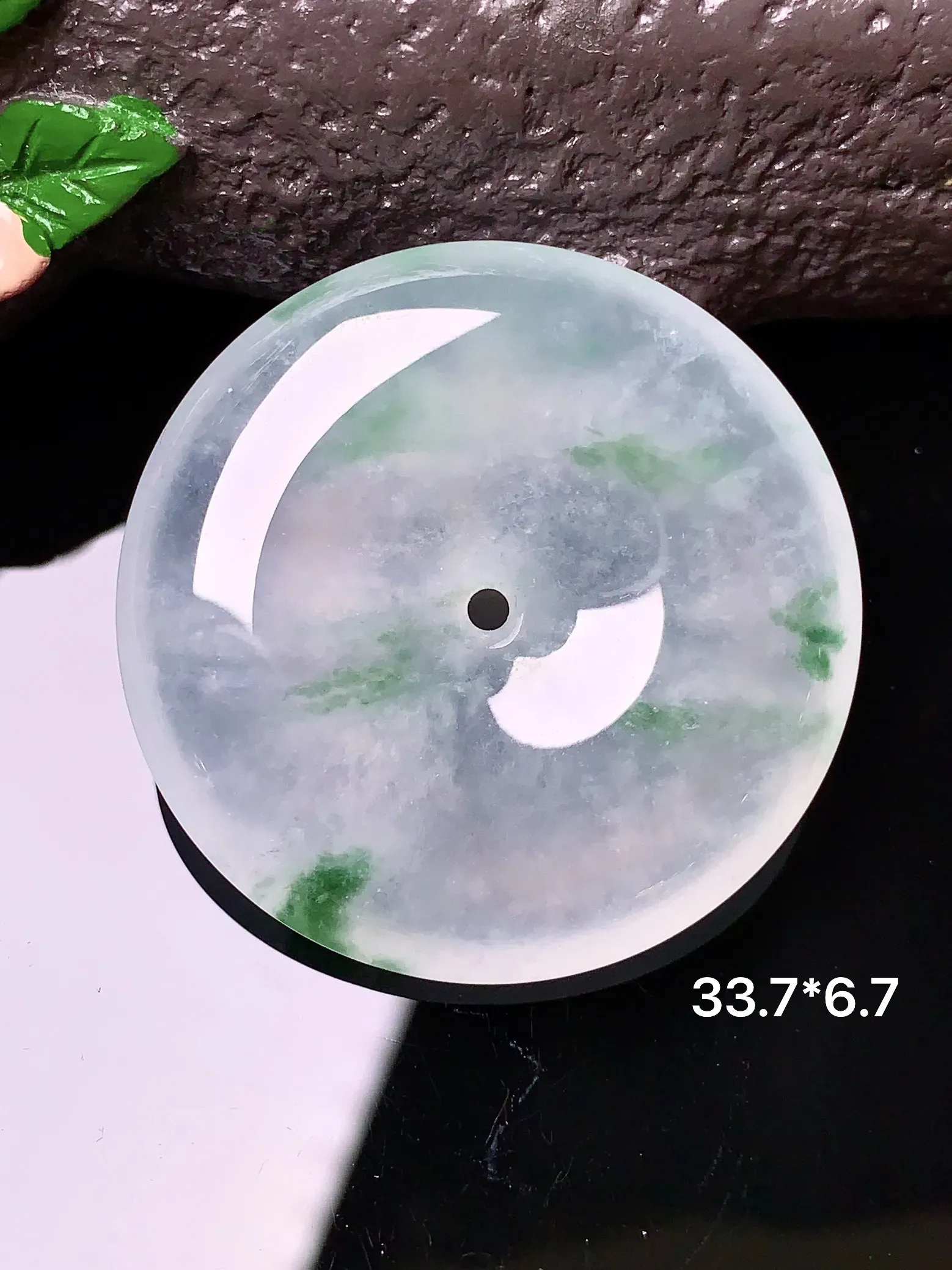 冰种飘绿平安扣吊坠 玉质细腻 色泽清新艳丽 整体尺寸33.7*6.7