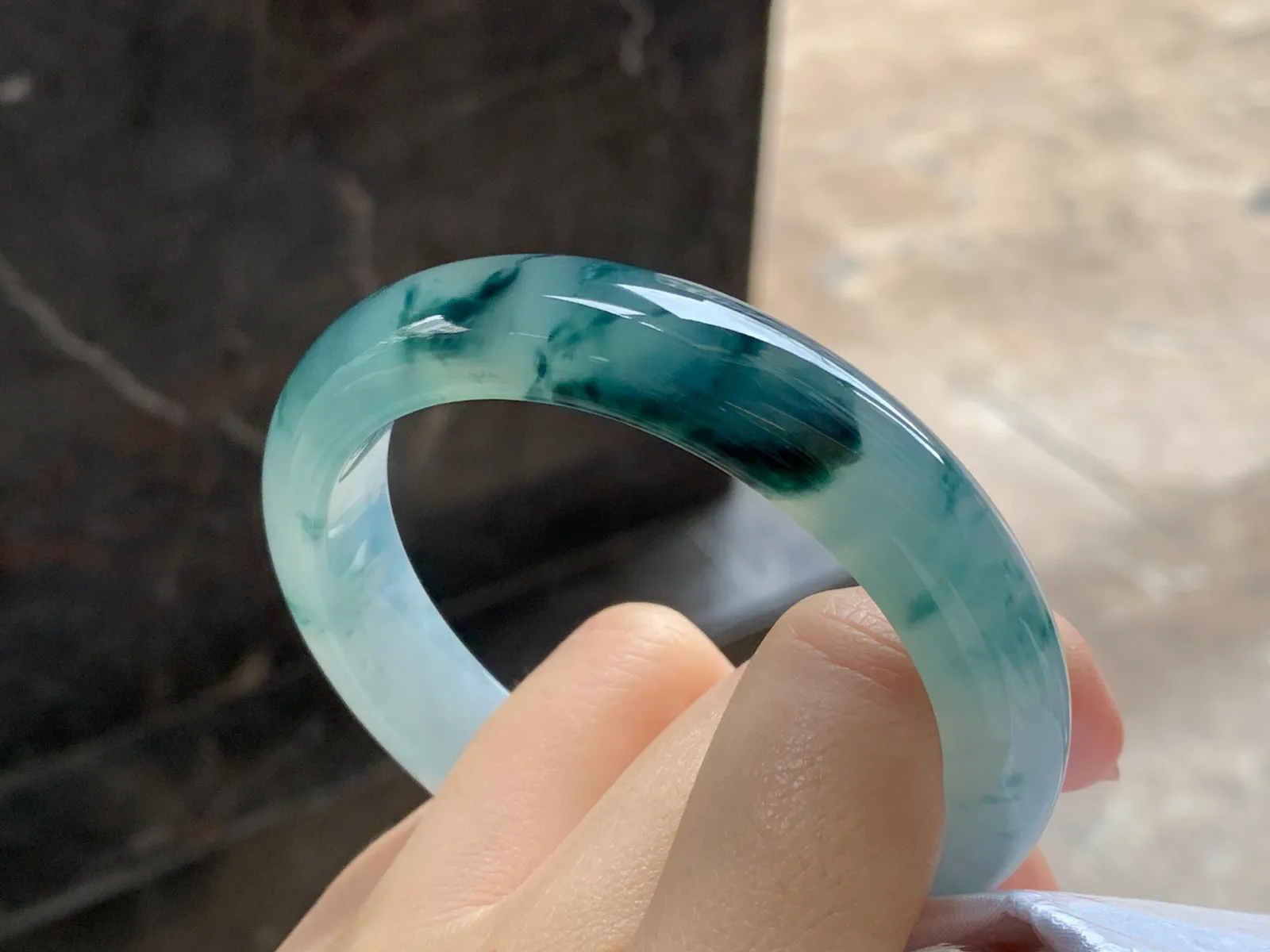 冰飘花手镯
尺寸：56.5-12.5-8.5mm
种老肉细～很漂亮的料子