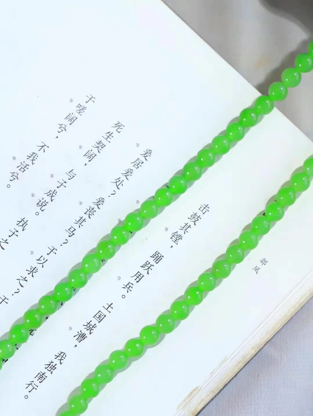 【珠圆玉润.项链】

货头精选 和田玉碧玉珠圆玉润项链 玉质温润细腻  整串打磨圆润，佩戴舒适。珠珠落玉盘，间关莺语花底滑，一生美好时光，无论身在何处，都有它相伴相守。事事顺遂，幸福美满，吉祥如意。重39.4克 尺寸取一6.1mm  7950878T