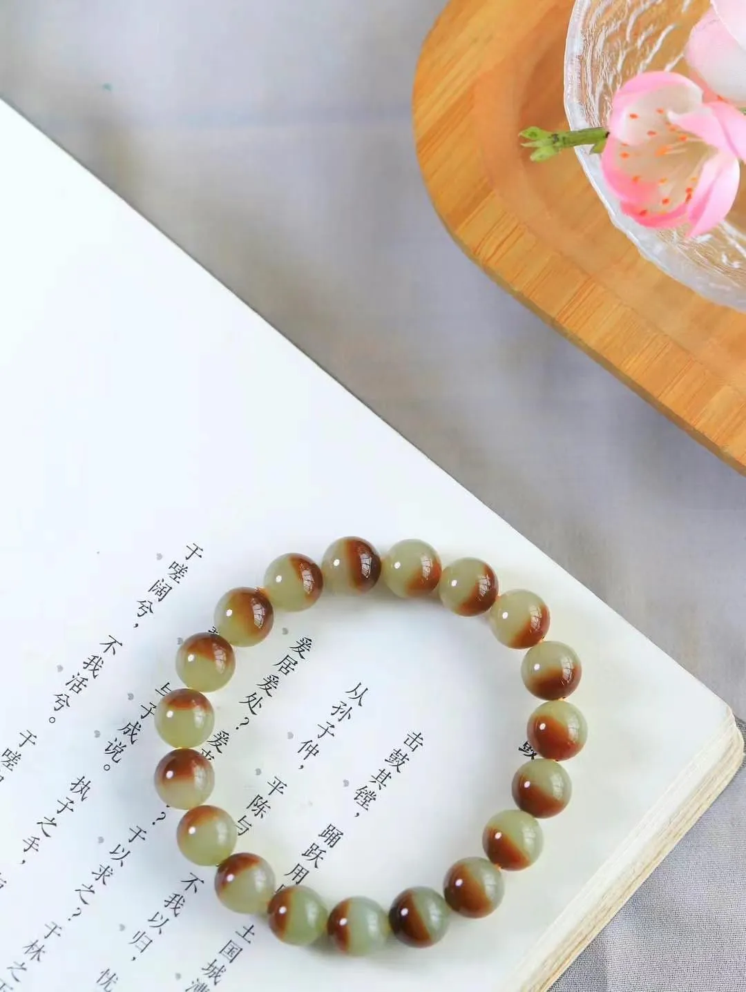【腕间风华.手串】

货头精选 和田玉糖白玉手串，天然纯净，玉质细腻，圆润如珠，佩戴于腕间，尽显高贵气质。无论是日常搭配还是重要场合，都是您优雅风范的点睛之笔。重28.5克  尺寸取一9.8mm  2150854T