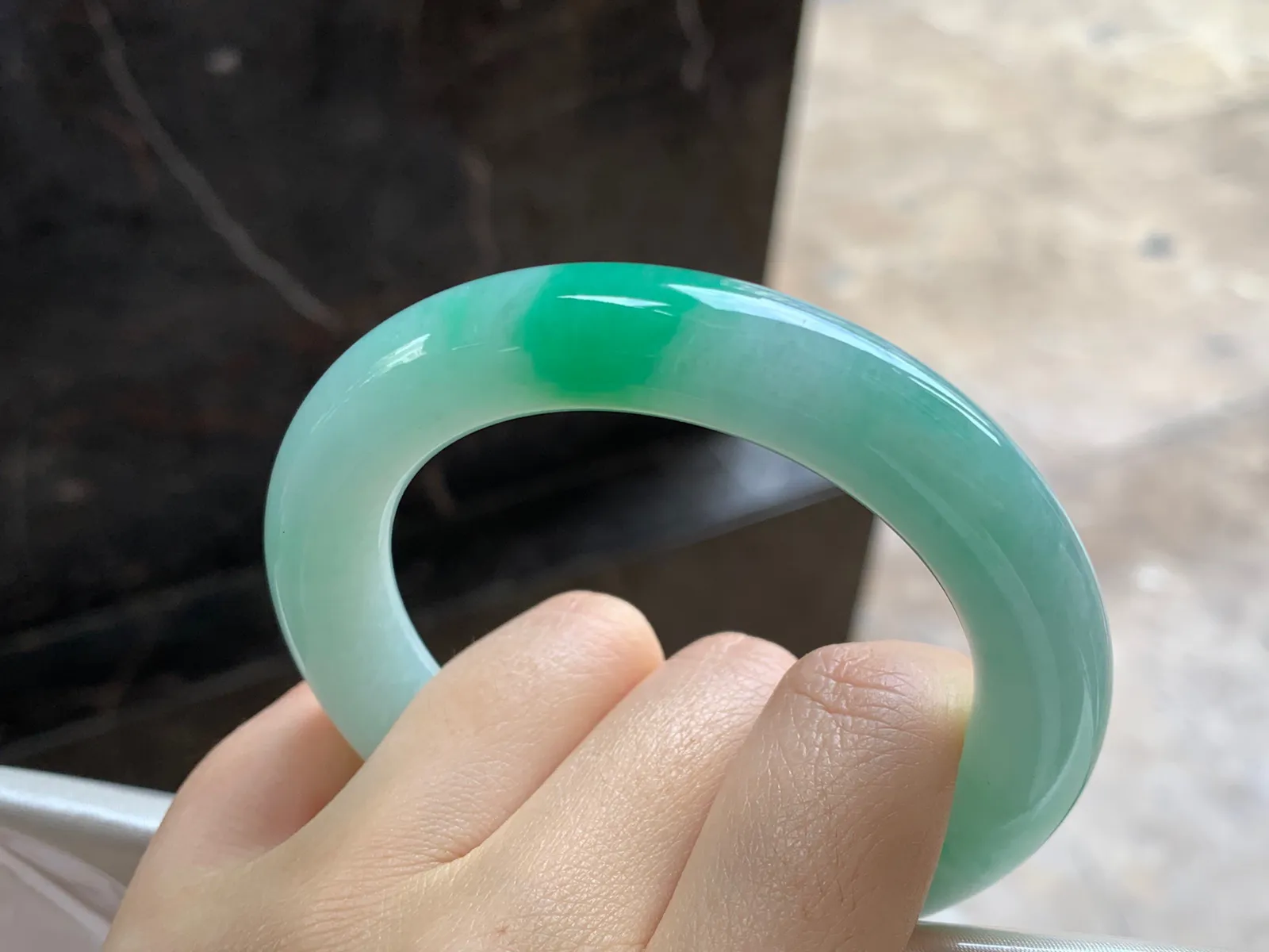 带色圆条手镯
尺寸：55.1-11.9-11.2mm
底子细腻干净～绿色点缀