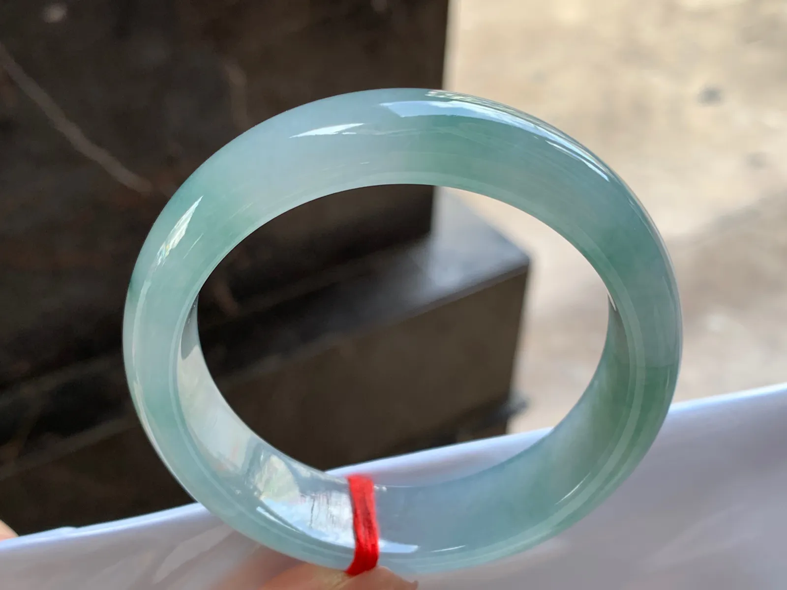 飘花手镯
尺寸：57.3-15.5-8.5mm
肉质细腻～水润十足