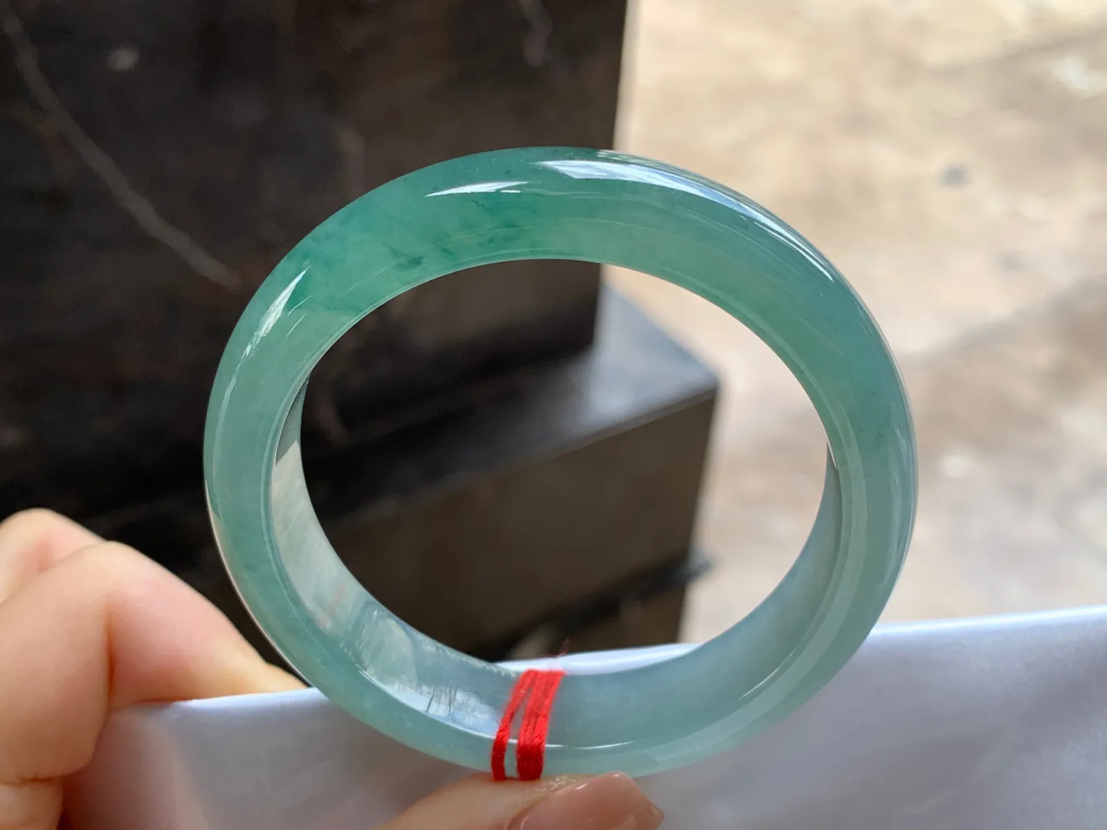 蓝水手镯
尺寸：53.7-12.8-7.9mm
种水好 有特色上手好看
