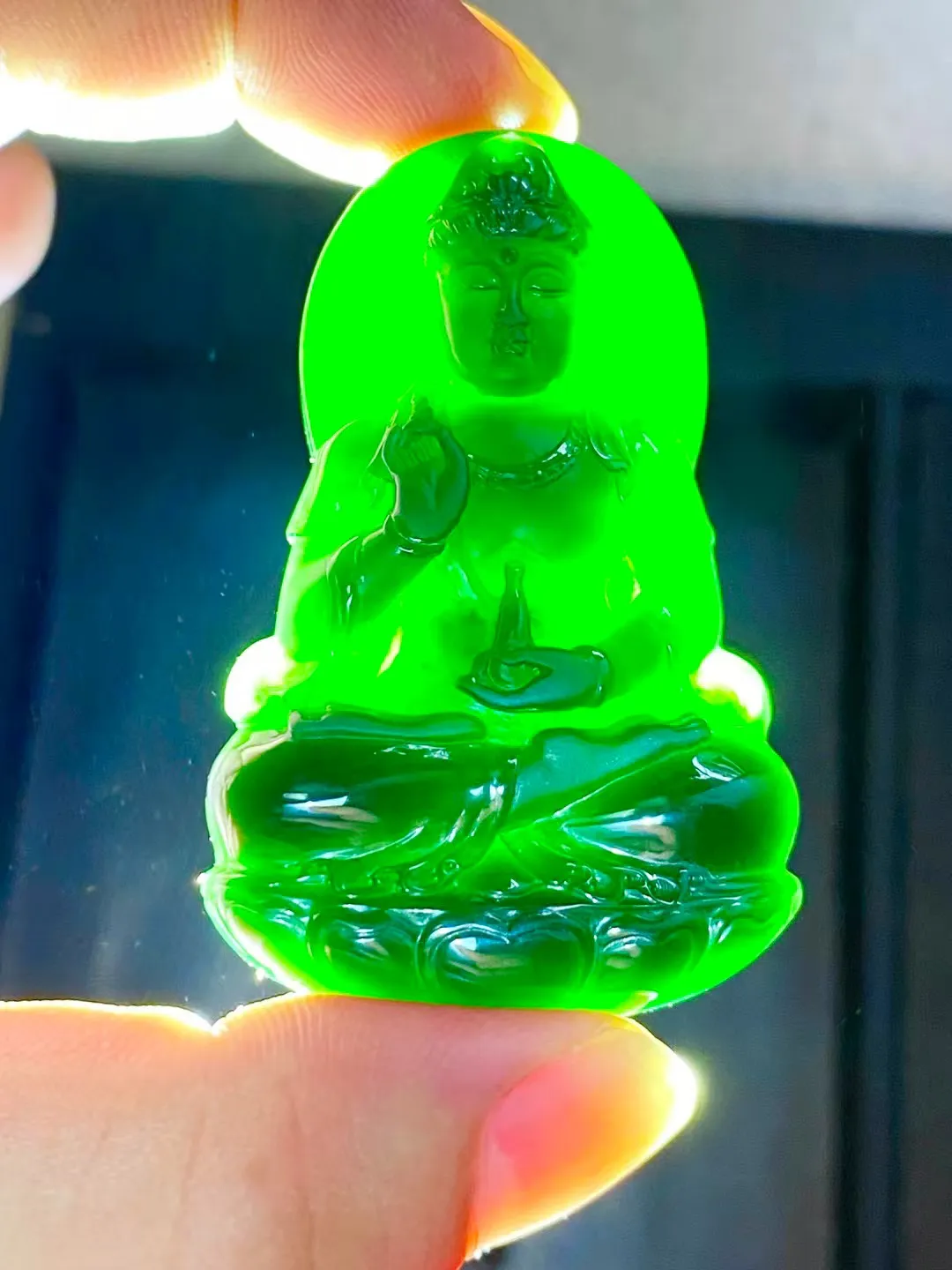 墨翠【观音菩萨】细腻干净，黑度好，性价比高，雕工精湛，打灯透绿.