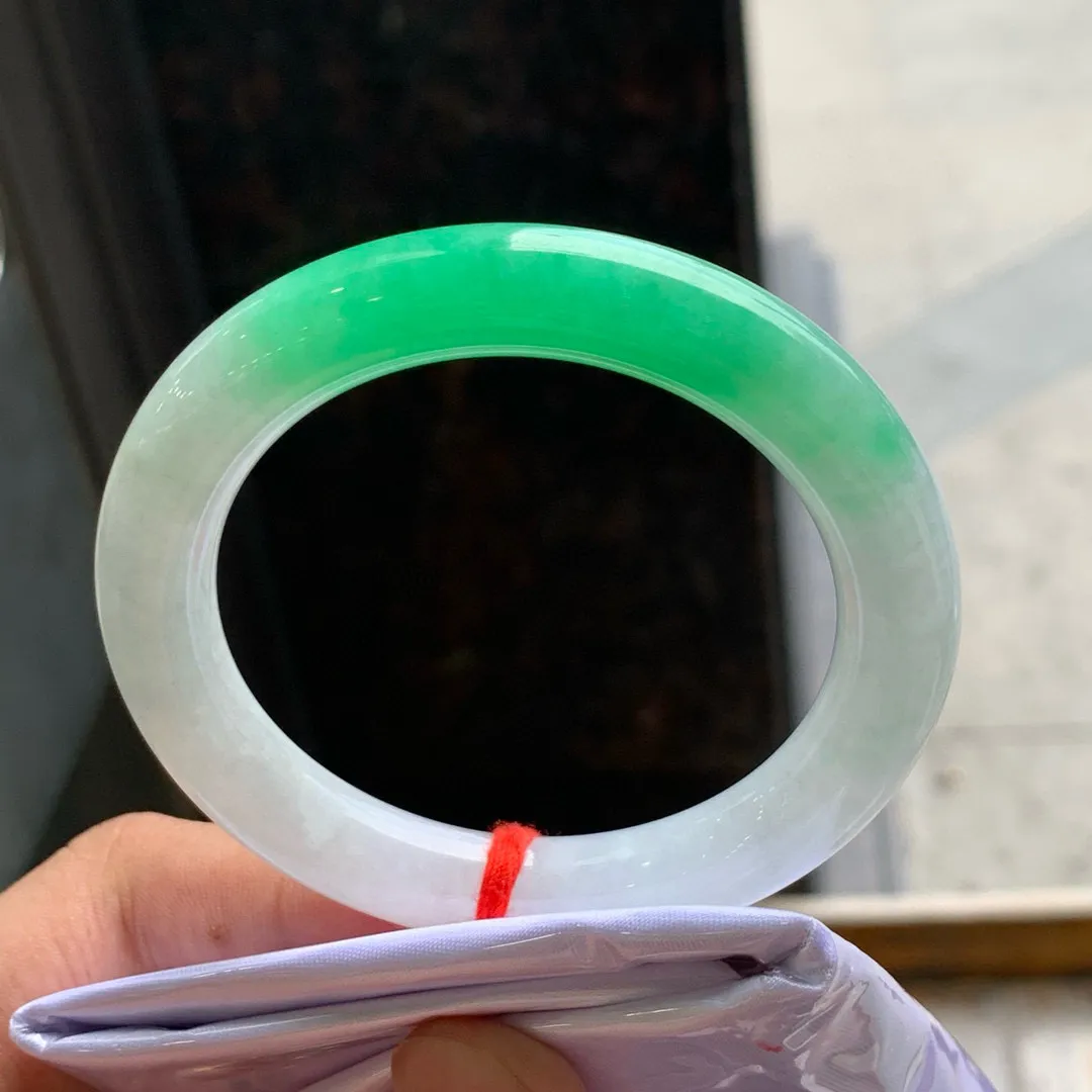 一节阳绿圆条 无瑕 尺寸:52.6/9.9