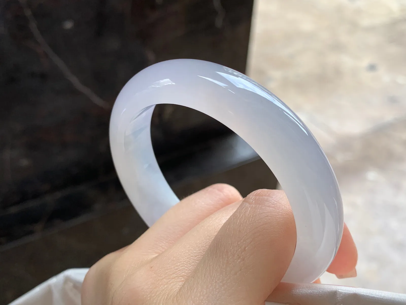 冰种手镯
尺寸：59.7-14.6-9.1mm
种水好 小清新 上手好看