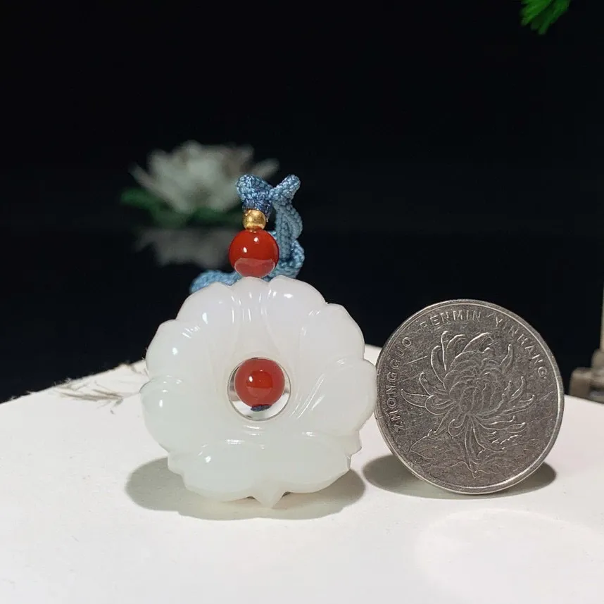 和田玉羊脂白玉花开富贵挂件。尺寸29/29/12mm重17.2克，白度一级。玉质细腻油润 脂粉好，品质好 lt250507