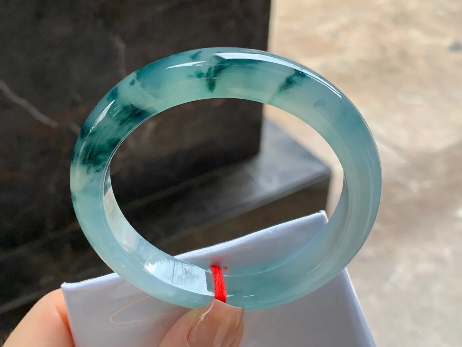冰飘花手镯
尺寸：56.5-12.5-8.5mm
种老肉细～很漂亮的料子