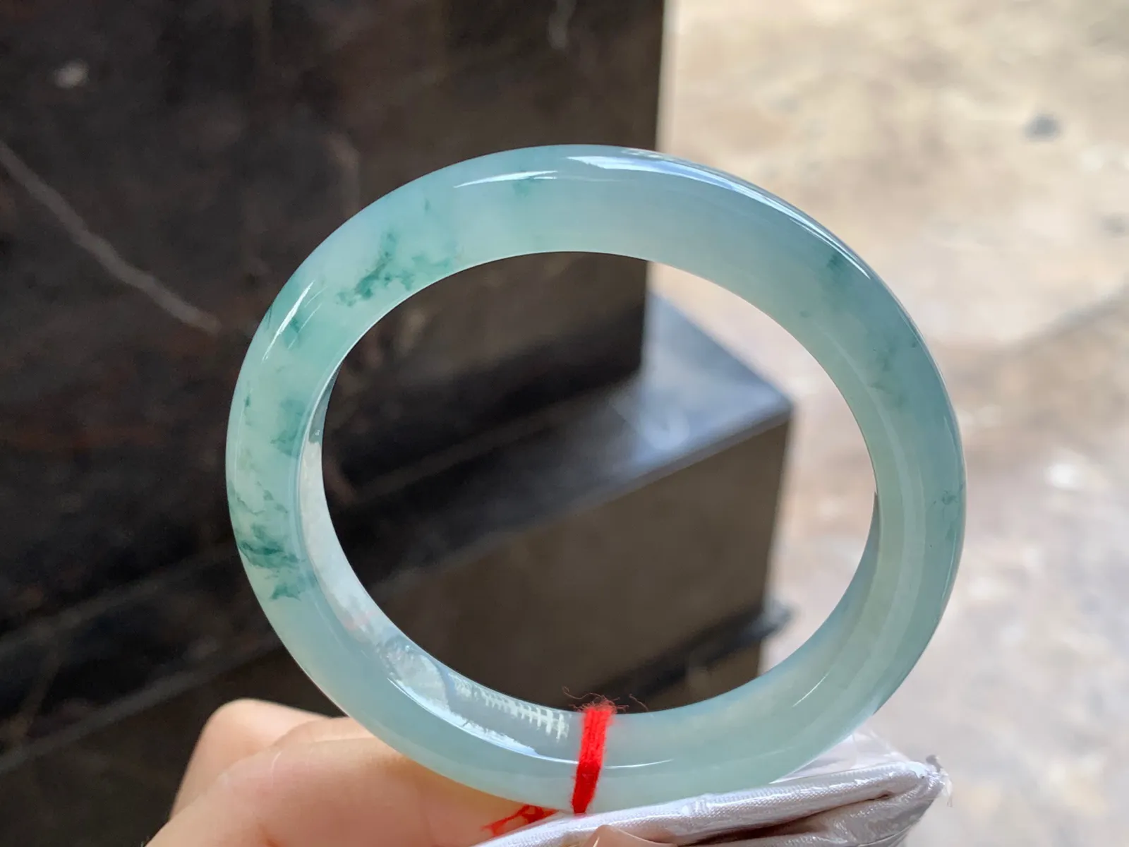 冰飘花手镯
尺寸：55.8-10.2-8.5mm
飘碎花很好看推荐